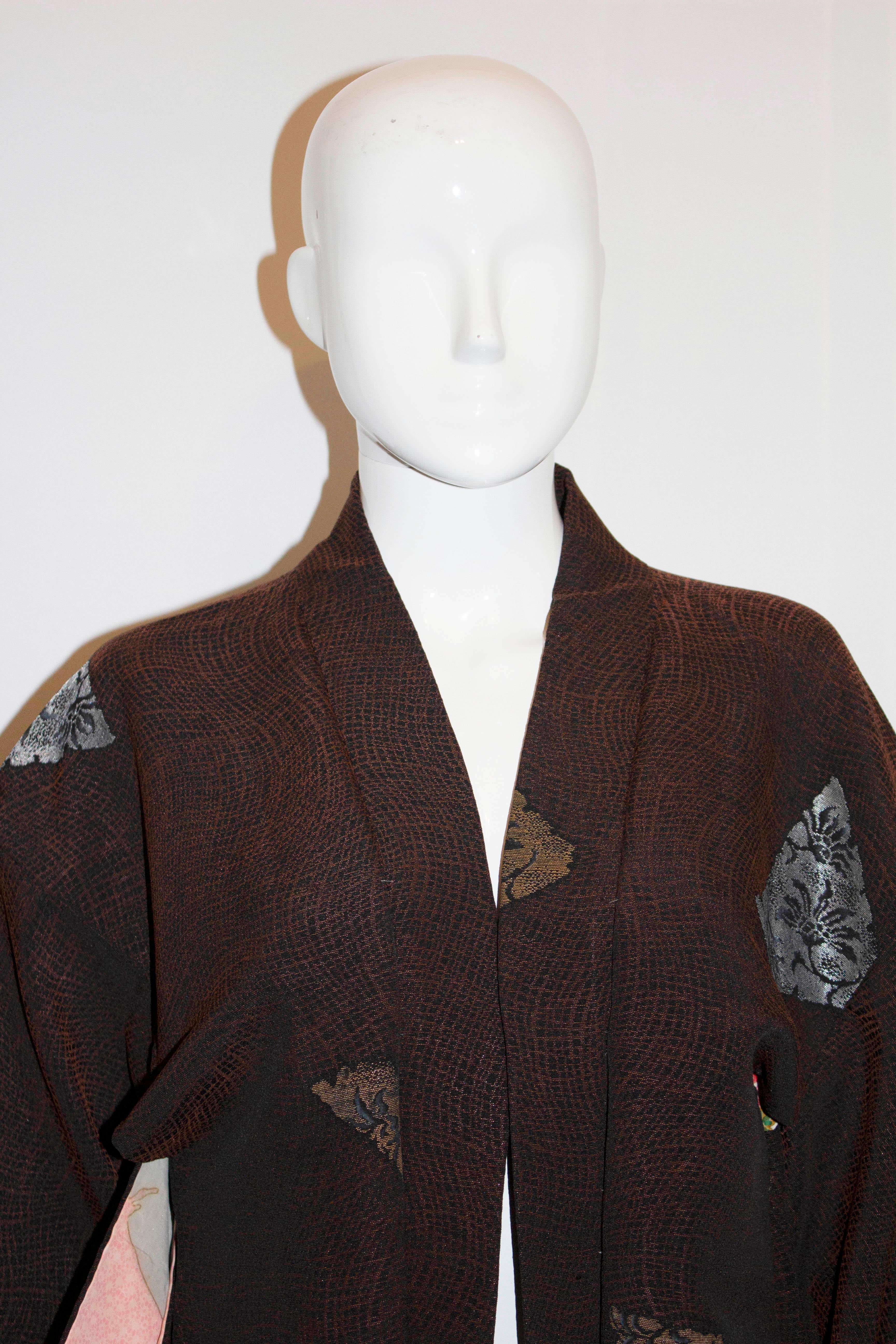 Vintage Short Kimono with Fan Decoration In Good Condition For Sale In London, GB