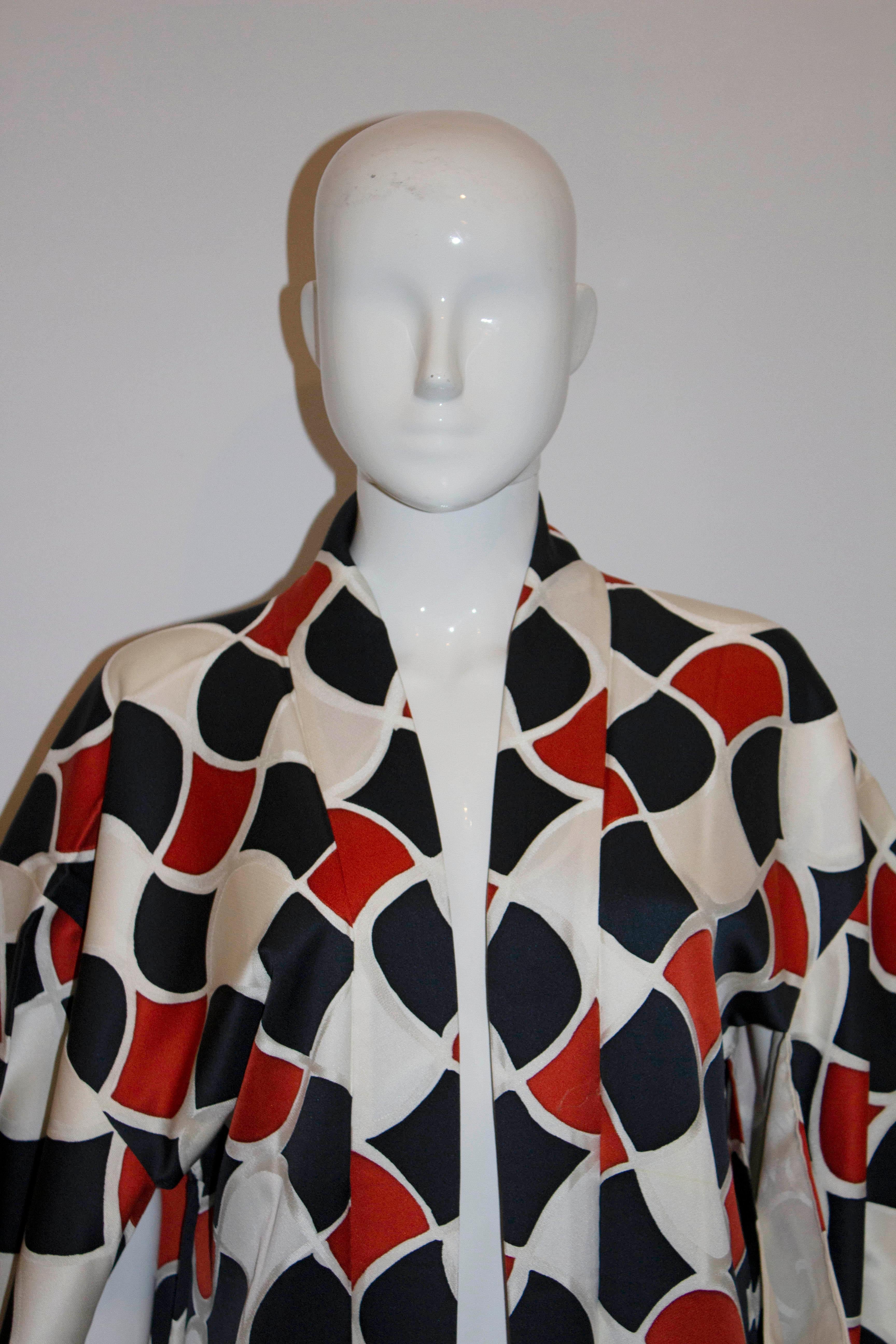 Vintage Short Kimono with rust , white and black geometric print In Good Condition For Sale In London, GB