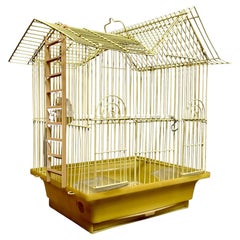 Vieille cage à oiseaux vintage en fil métallique court en jaune avec accessoires