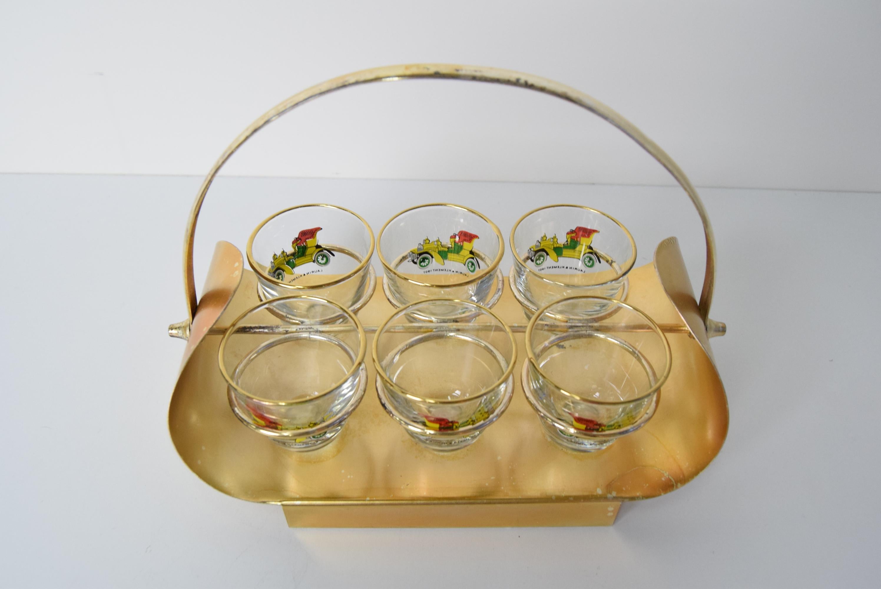 
Seis vasos de chupito de coches veteranos en soporte de latón
Tiro: alto 5 cm, ancho 5 cm
La conocida empresa Laurin y Klement
Presenta signos de uso, con una pátina de envejecimiento
Estado original de época