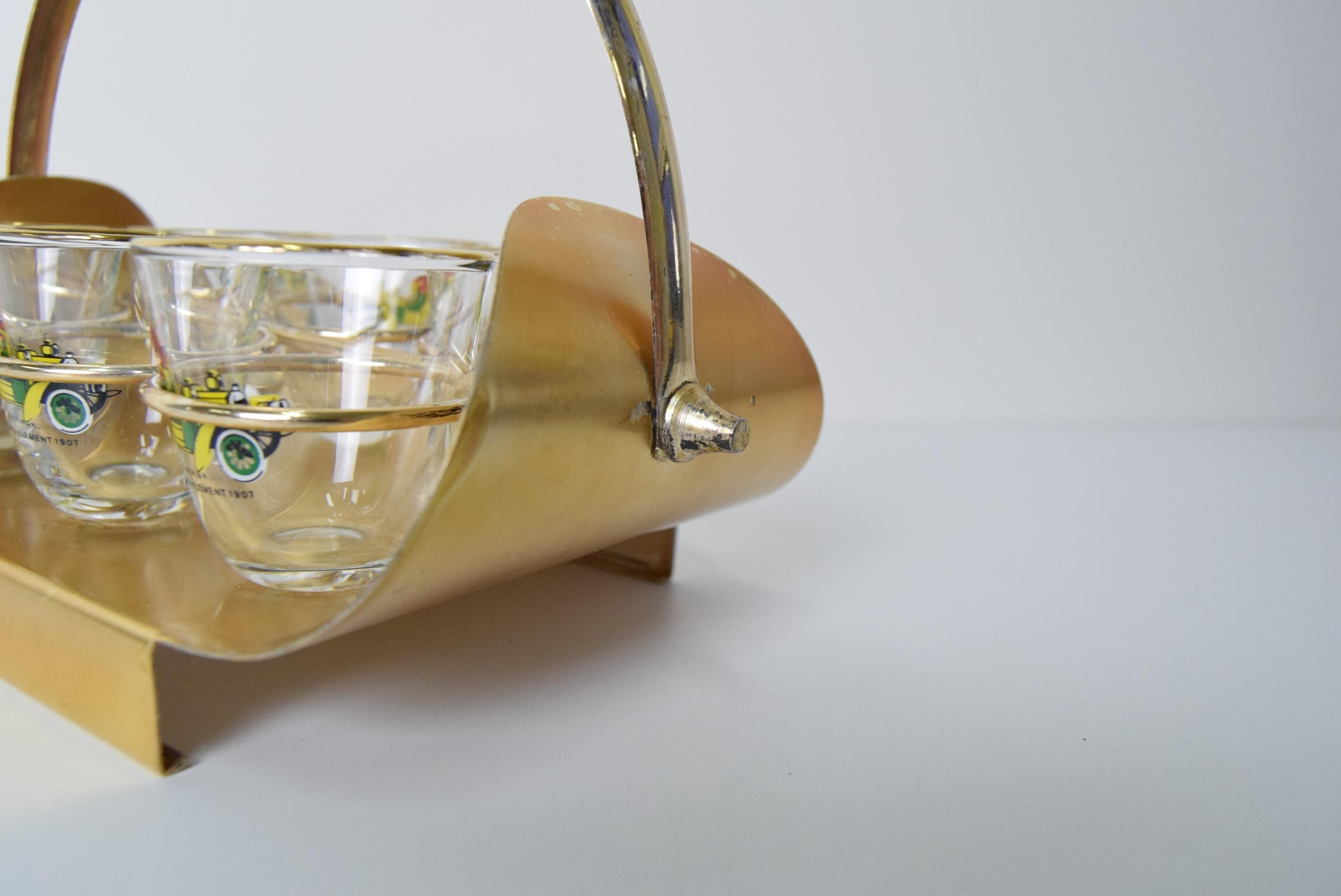 Vasos de chupito vintage con barra retro, Checoslovaquia, años 60. Latón en venta
