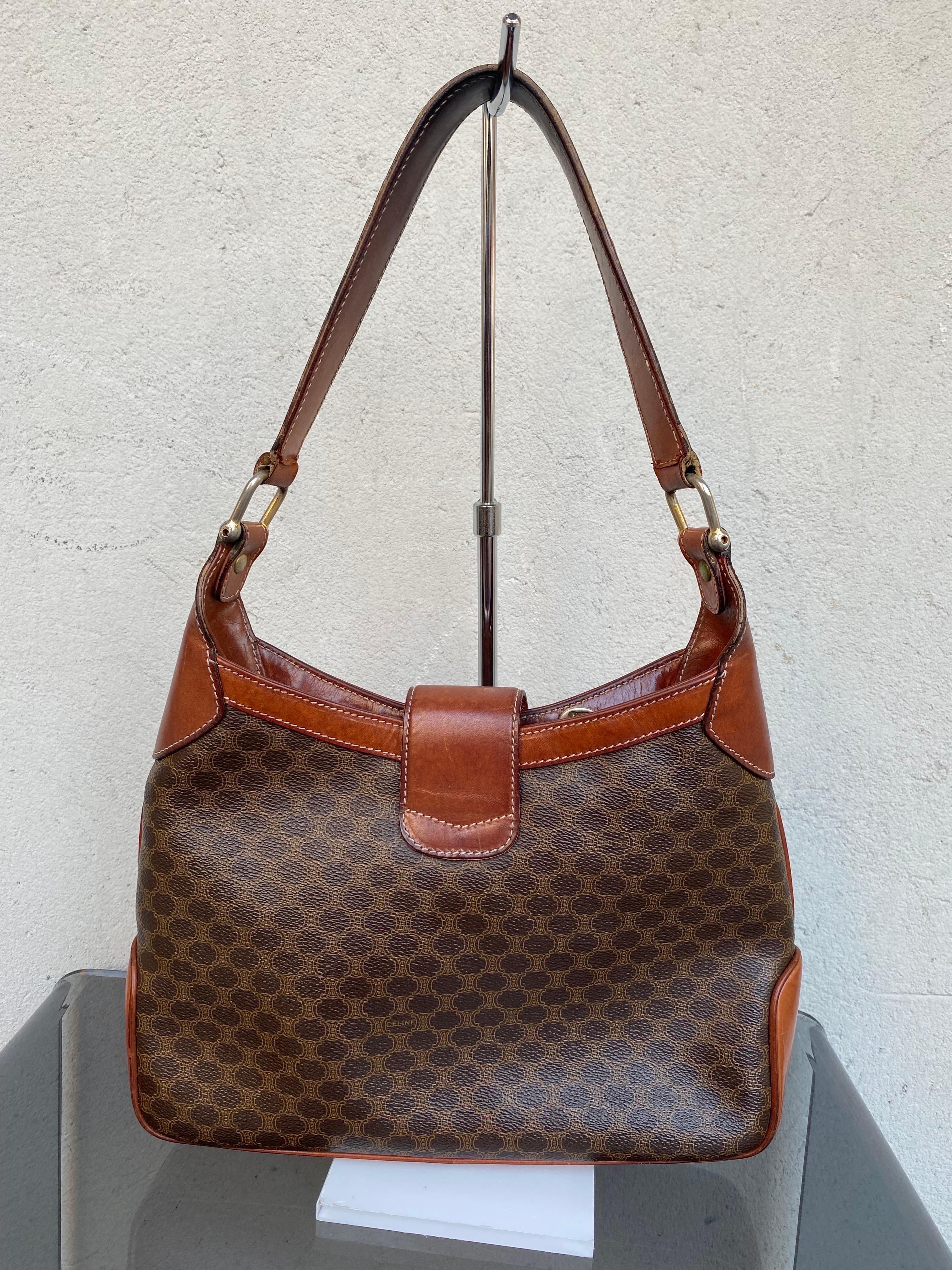 Céline vintage leather bag
Shoulder bag. Safety closure with Celine logo. Golden hardware. Made with all-over Celine monogram.
Long sleeve 48
Width 32
Height 21
Depth 6
In good general condition
It shows signs of normal use. Good vintage
