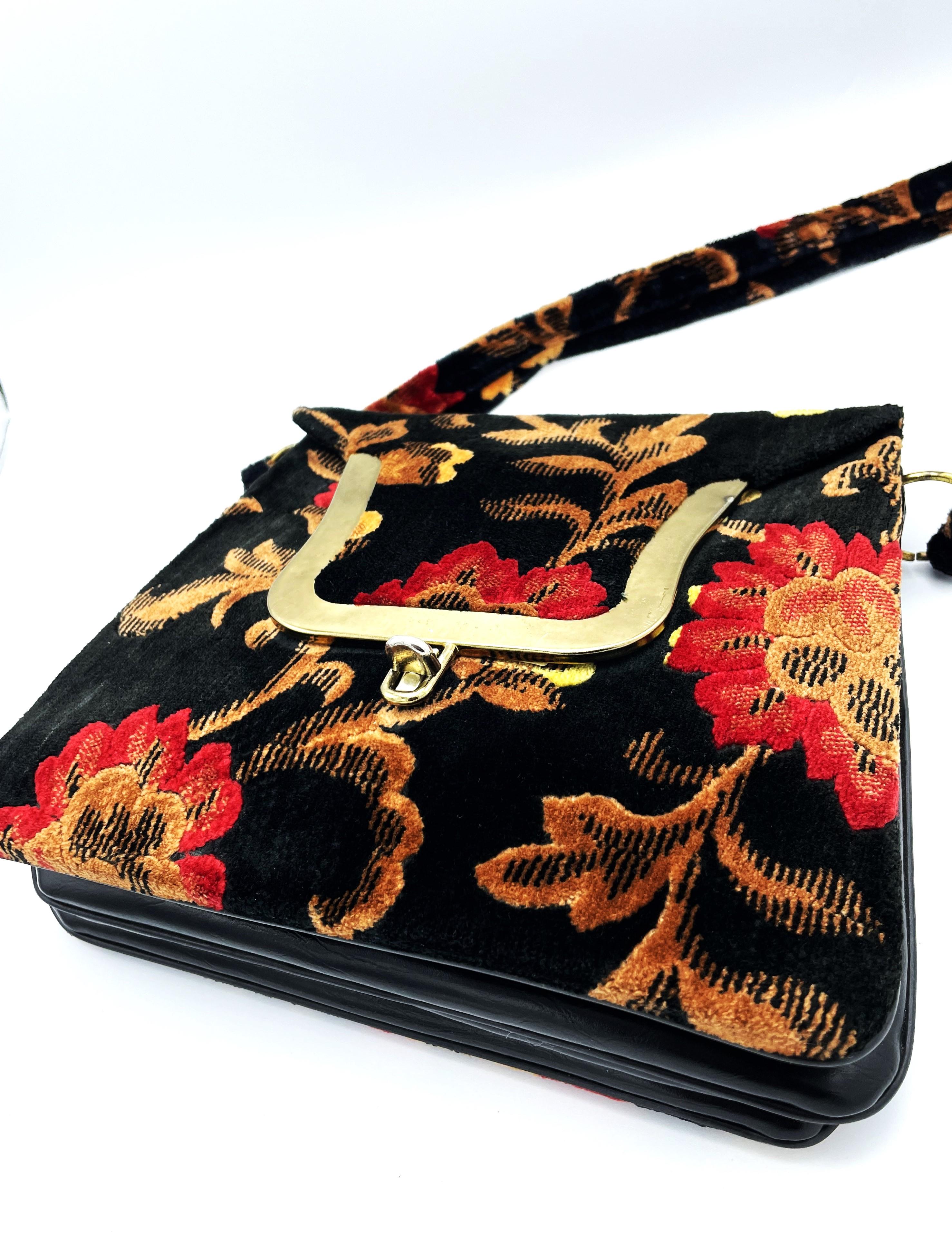 Vintage Bag in black red and beige Chenille by 'Garay' in  the 1950s USA In Good Condition For Sale In Stuttgart, DE