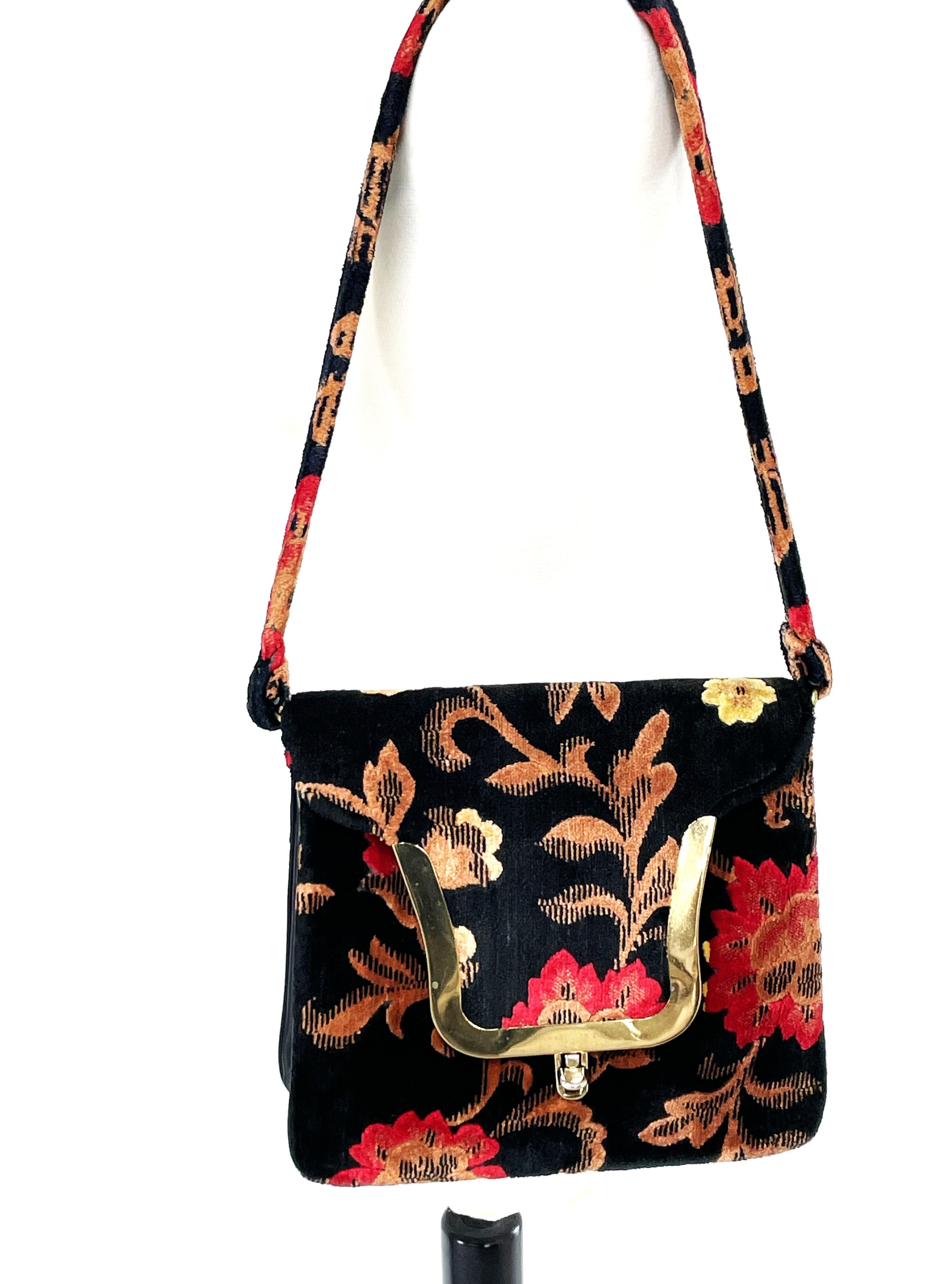 A fun young bag designed in the 1950s USA  with one longer handle made of printed Velvet/Chenille  in diferent colors.  
Lined with black skay/artificial leather, which is typical of the 50s. The bag has 3 high inner compartments, the middle