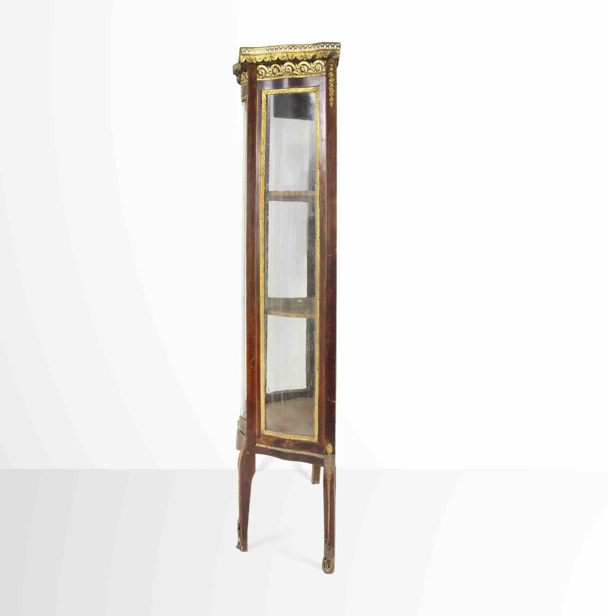Vintage Showcase Empire Style es un mueble de diseño original realizado a mediados del siglo XX.

Frisos y remates de bronce dorado y cincelado.

Encimera de mármol brechado delimitada por una barandilla perforada.

¡Colecciona un objeto de diseño