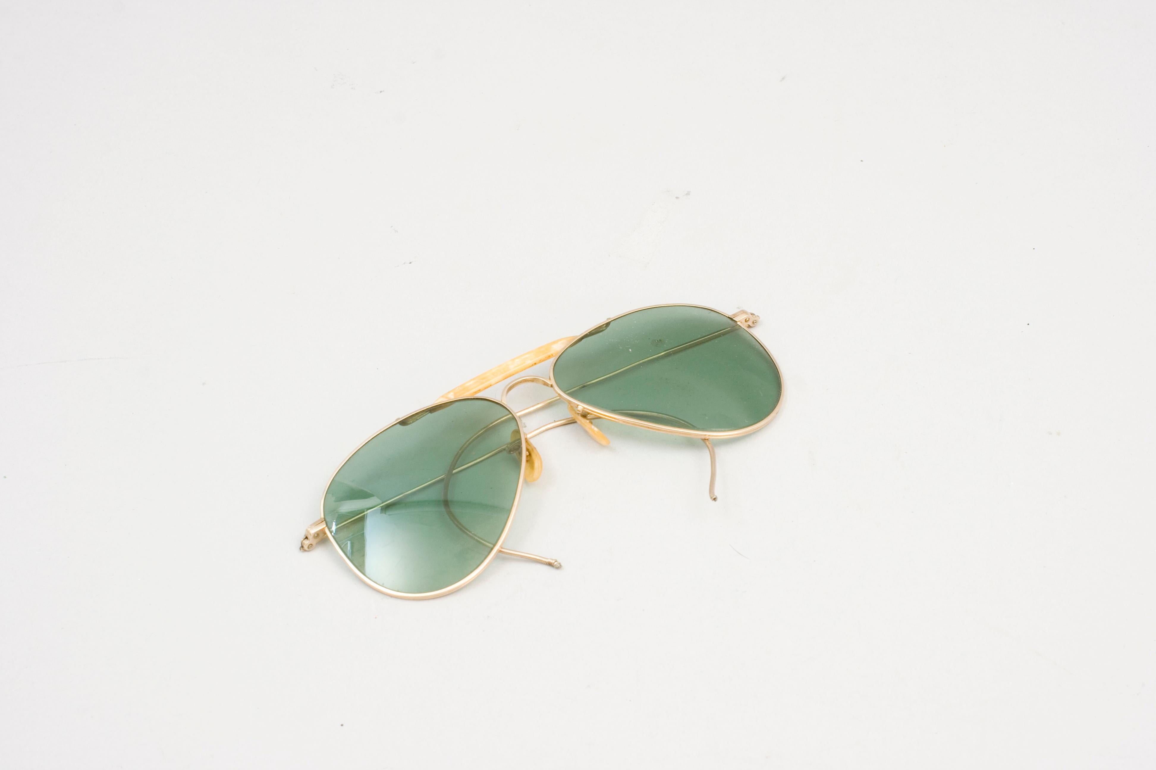 Vintage Aviator, Pilot Sunglasses.
A very good pair of aviator sunglasses, the frames are engraved on the bottom of the nose bar with 'Shuron, FUL-VUE 1/10 12K GF'. The frame is gold filled with 12k gold and the arms are made of gold coloured metal