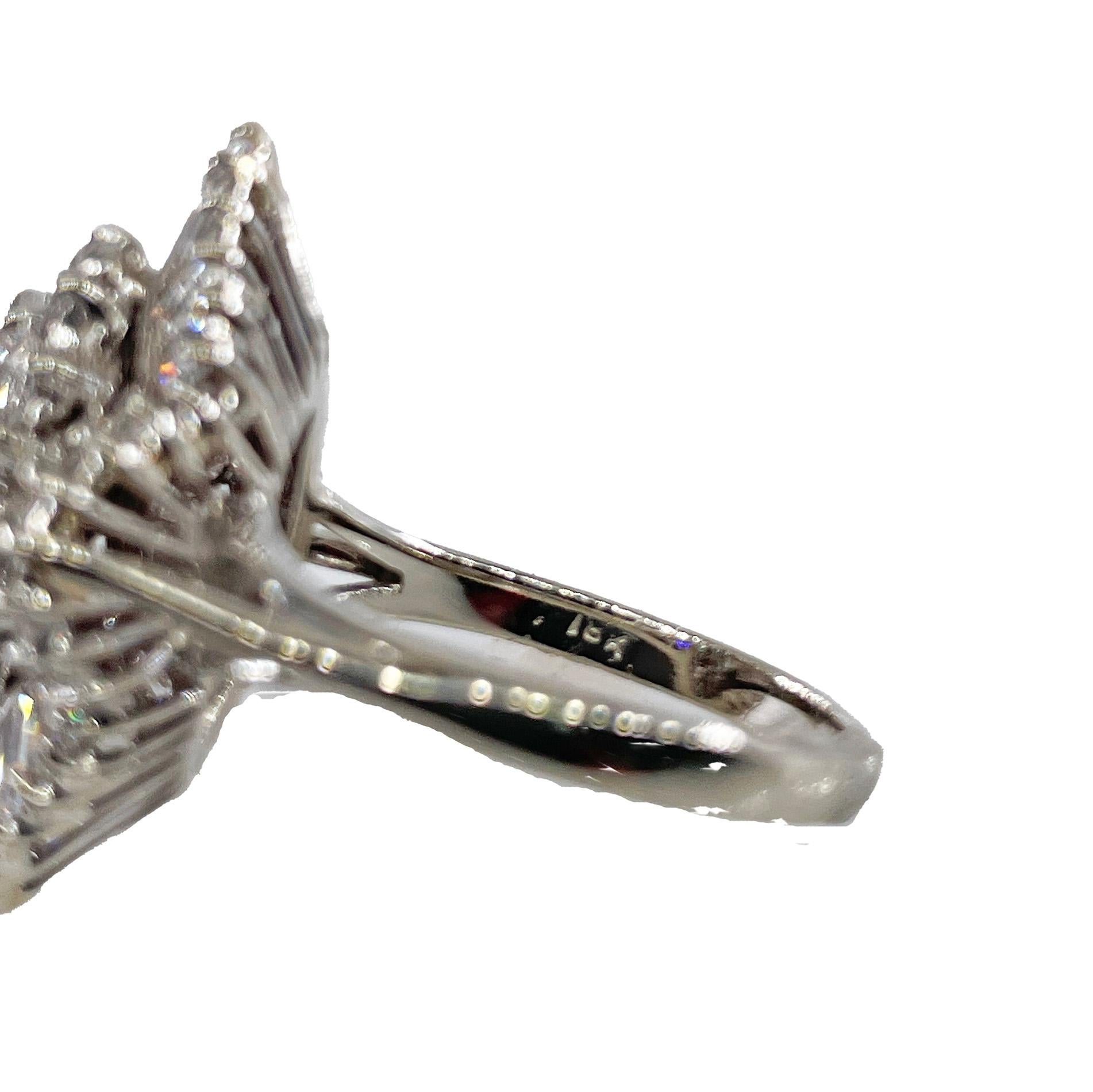 Vintage Shy 4.0ctw Diamante Marquesa Bailarina Cocktail Anillo de Oro Blanco de 18k Años 50 en Bueno Estado en New York, NY