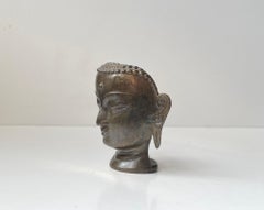 Tête de Bouddha Siddhartha Gautama vintage en laiton, signée par Robert Laffont (édition)
