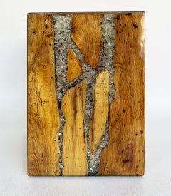 Mesa auxiliar vintage de madera adornada con elementos mixtos