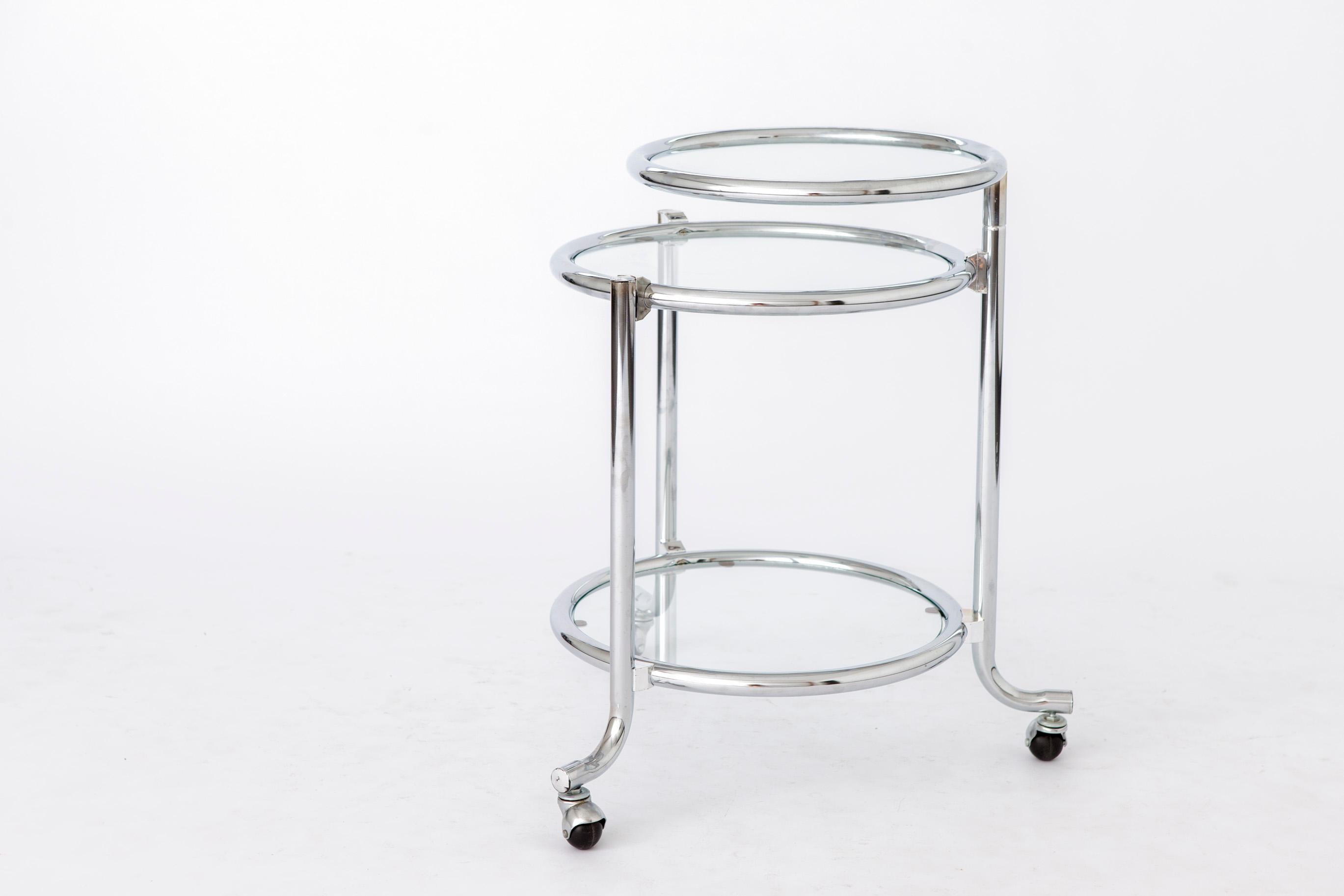 Belle table d'appoint vintage.
Période de production : années 1960-1970. 

Bon état, cadre robuste en métal chromé. 
Dessus mobile. Trois plaques de verre au total. 

Hauteur : 70 cm
Diamètre : 40 cm