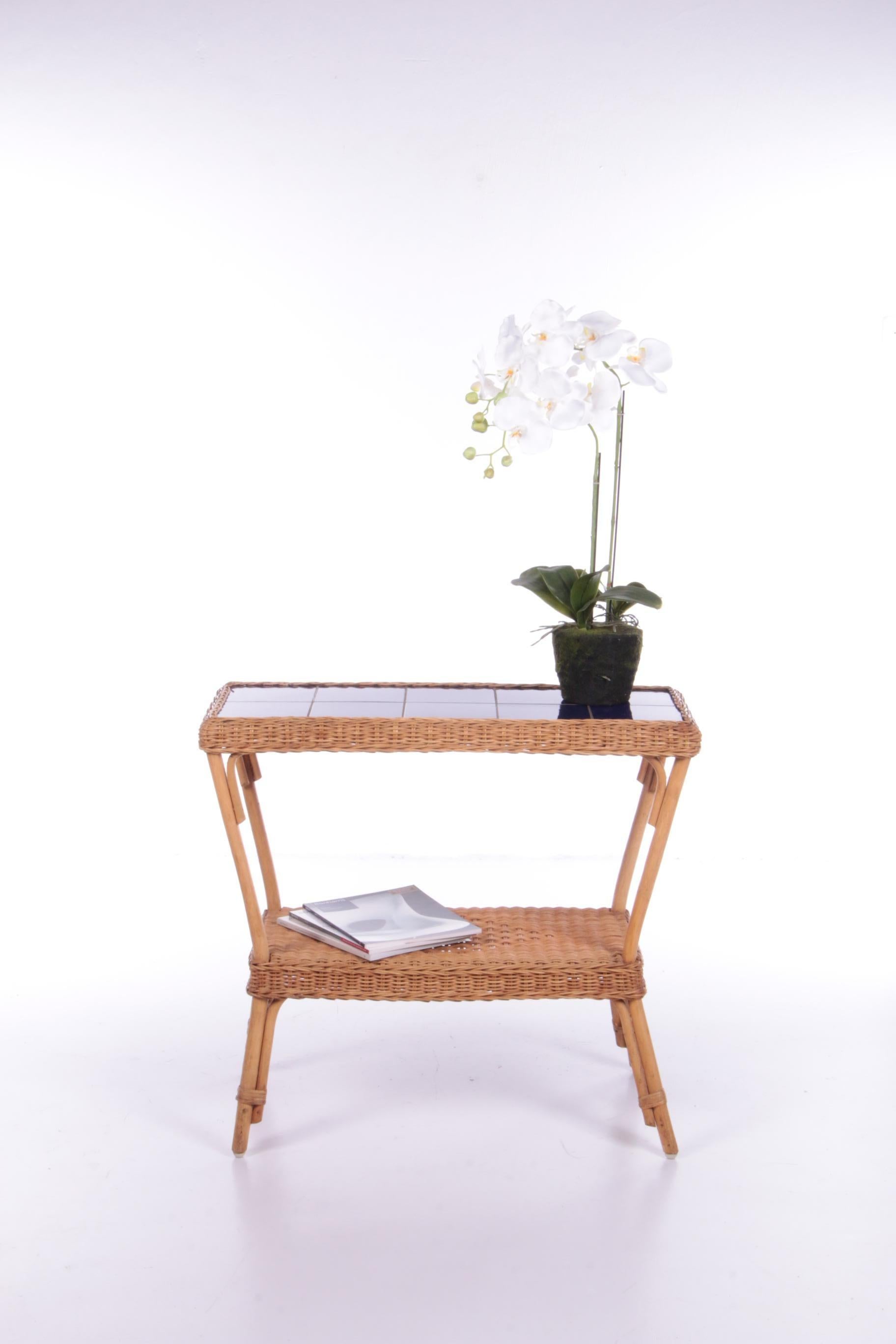 Table d'appoint vintage style bohème en bambou, 1960 France.

Magnifique table d'appoint en bambou de Bohème avec des carreaux bleus.

Très agréable à utiliser également comme table à plantes. Apportez l'atmosphère bohème dans votre maison avec