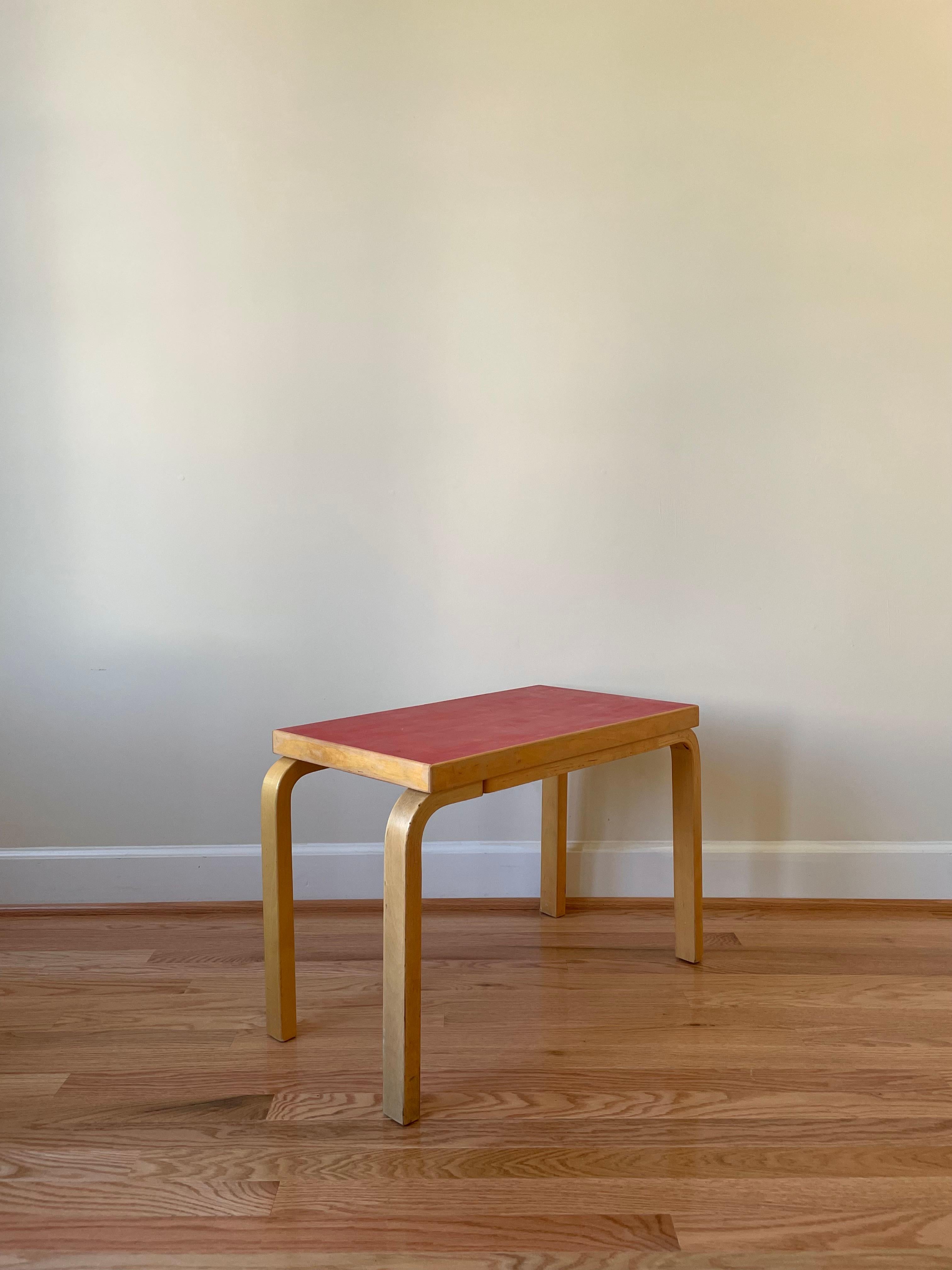 This rectangular, low table conveys a relaxed familiarity that resists categorization. In accordance with Alvar Aalto’s conception of versatile furniture, it moves naturally between public and private spheres. The Finnish birch from which it is made