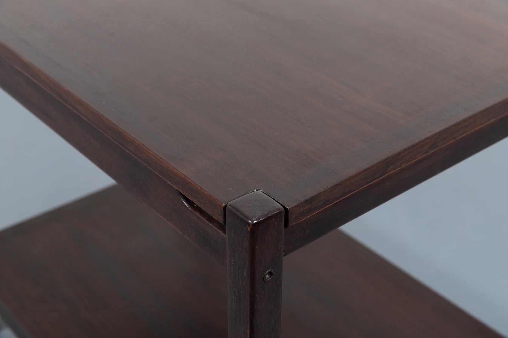 Beautiful Vintage Italian side table/coffee table from Hirozi Fukuoh for Gavina. Executed in varnished walnut, equipped with 2 loose reversible plates where one of them has 1white laminate side.

Condition
Good, age related wear

Dimensions
width: