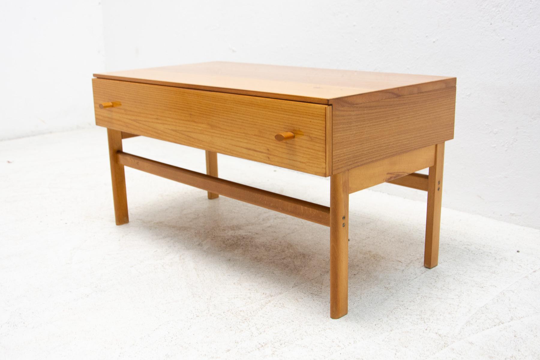 This side table with one drawer was made in the former Czechoslovakia in the 1970’s.

It was made by the JITONA company.

Made of elm wood.

In very good Vintage condition.

Height: 45 cm

width: 85 cm

depth: 48 cm