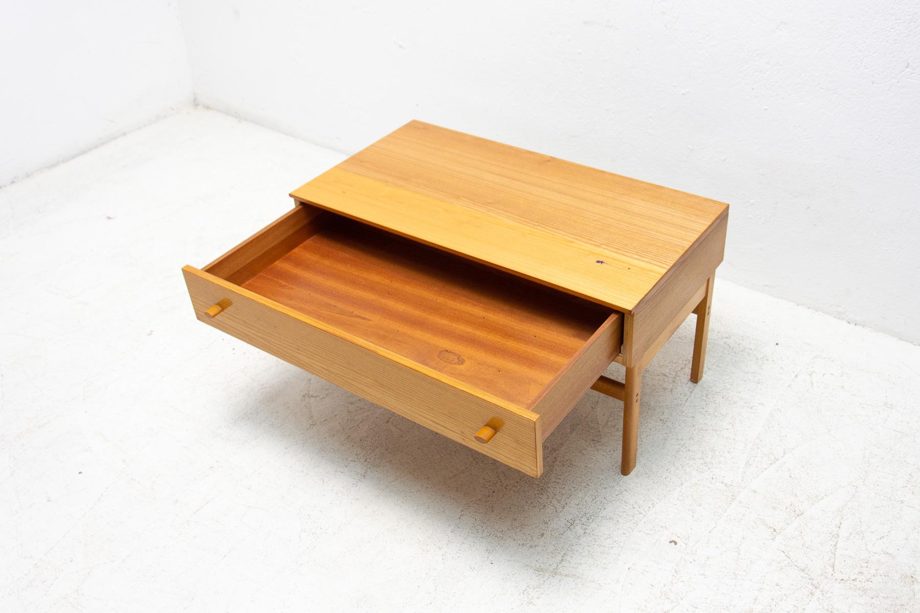 Vintage side table by Jitona, Czechoslovakia, 1970´s In Good Condition For Sale In Prague 8, CZ