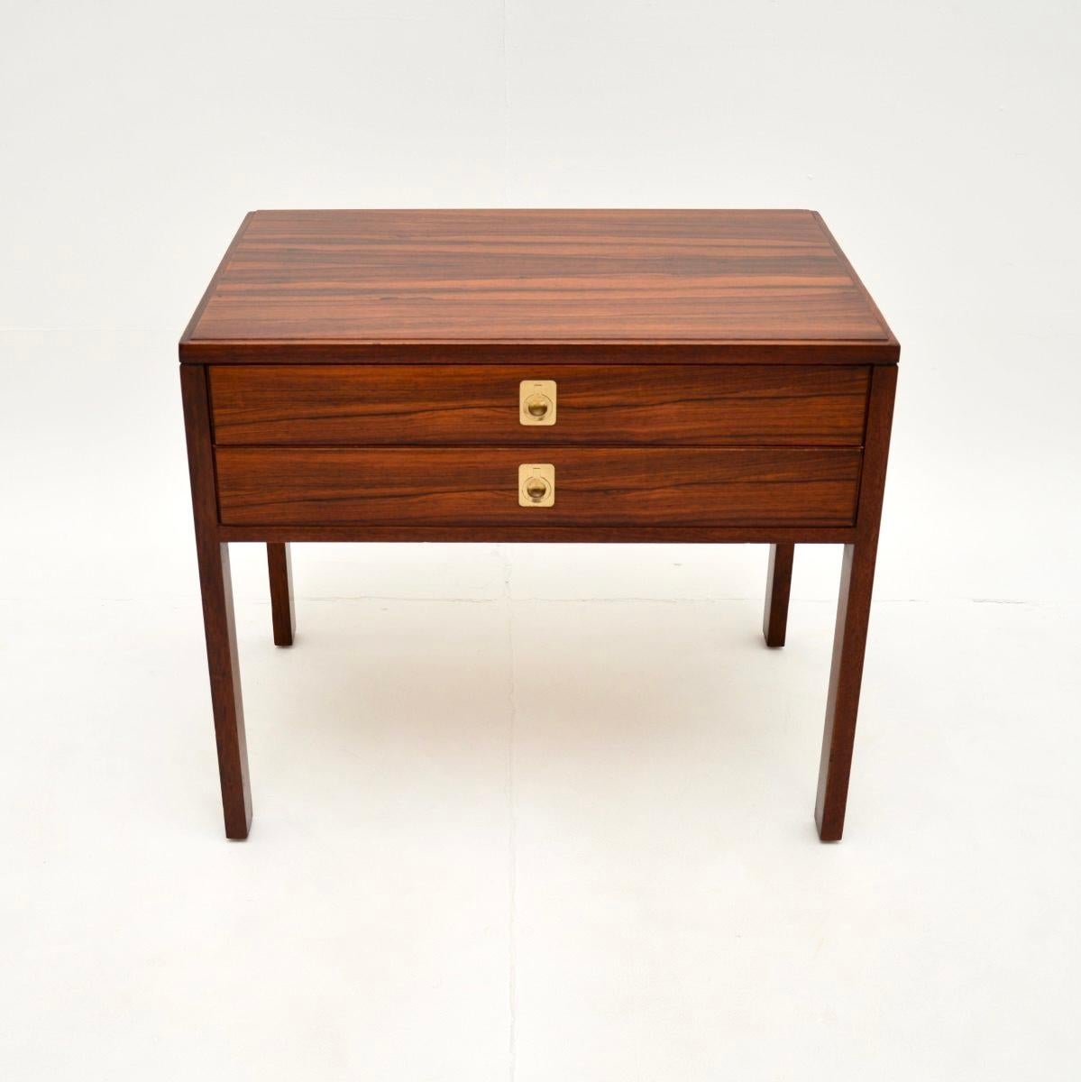 Ein stilvoller und sehr praktischer Vintage-Beistelltisch von Robert Heritage für Archie Shine. Es wurde in England hergestellt und stammt aus den 1960er Jahren.

Die Qualität ist erstaunlich und diese Größe ist sehr nützlich. Es ist schön gemacht
