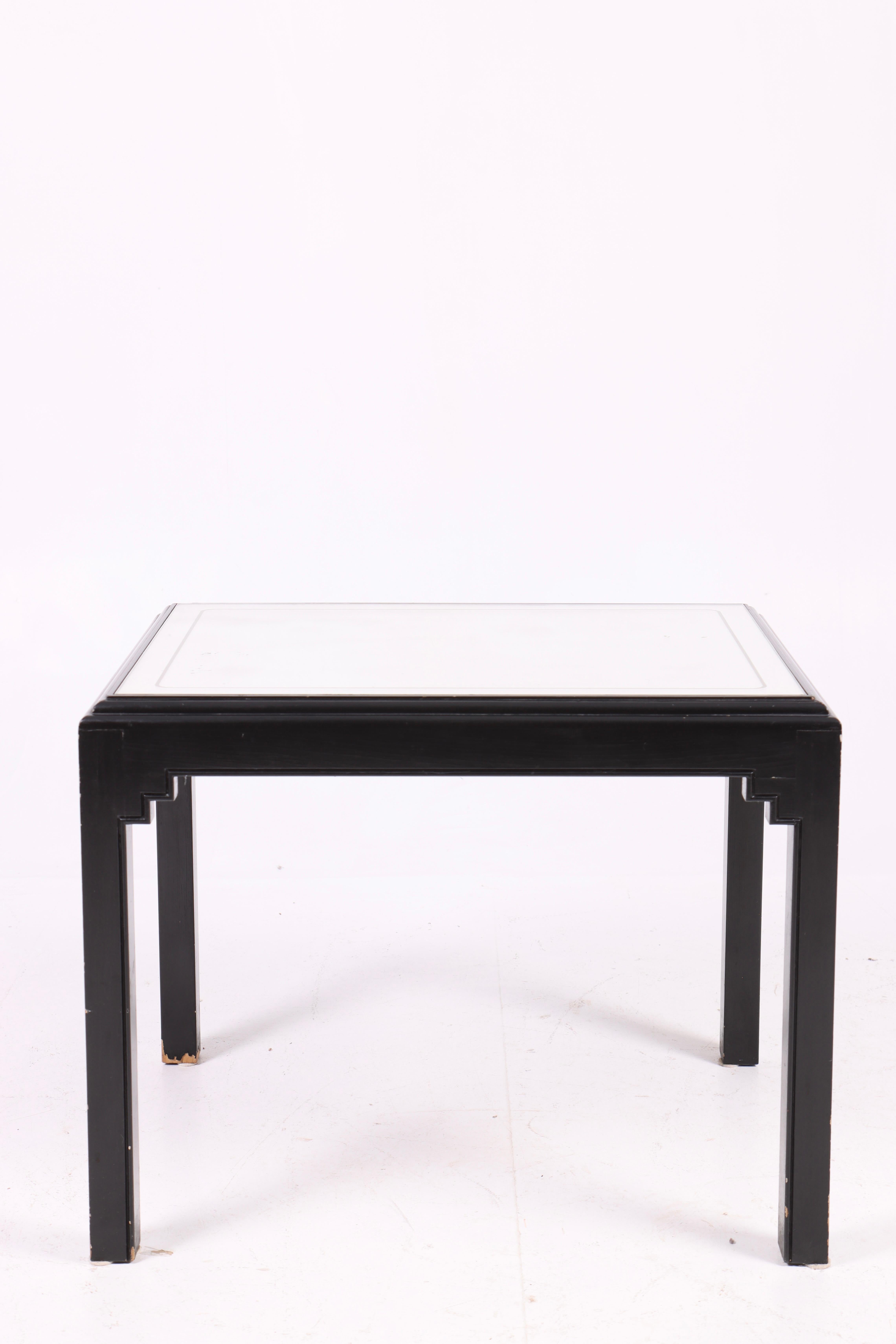 Erleben Sie zeitlose Eleganz mit diesem schönen Beistelltisch aus den 1940er Jahren, der klassisches Design mit Funktionalität verbindet. Dieses einzigartige Stück ist aus schwarz lackiertem Holz gefertigt und verfügt über eine atemberaubende