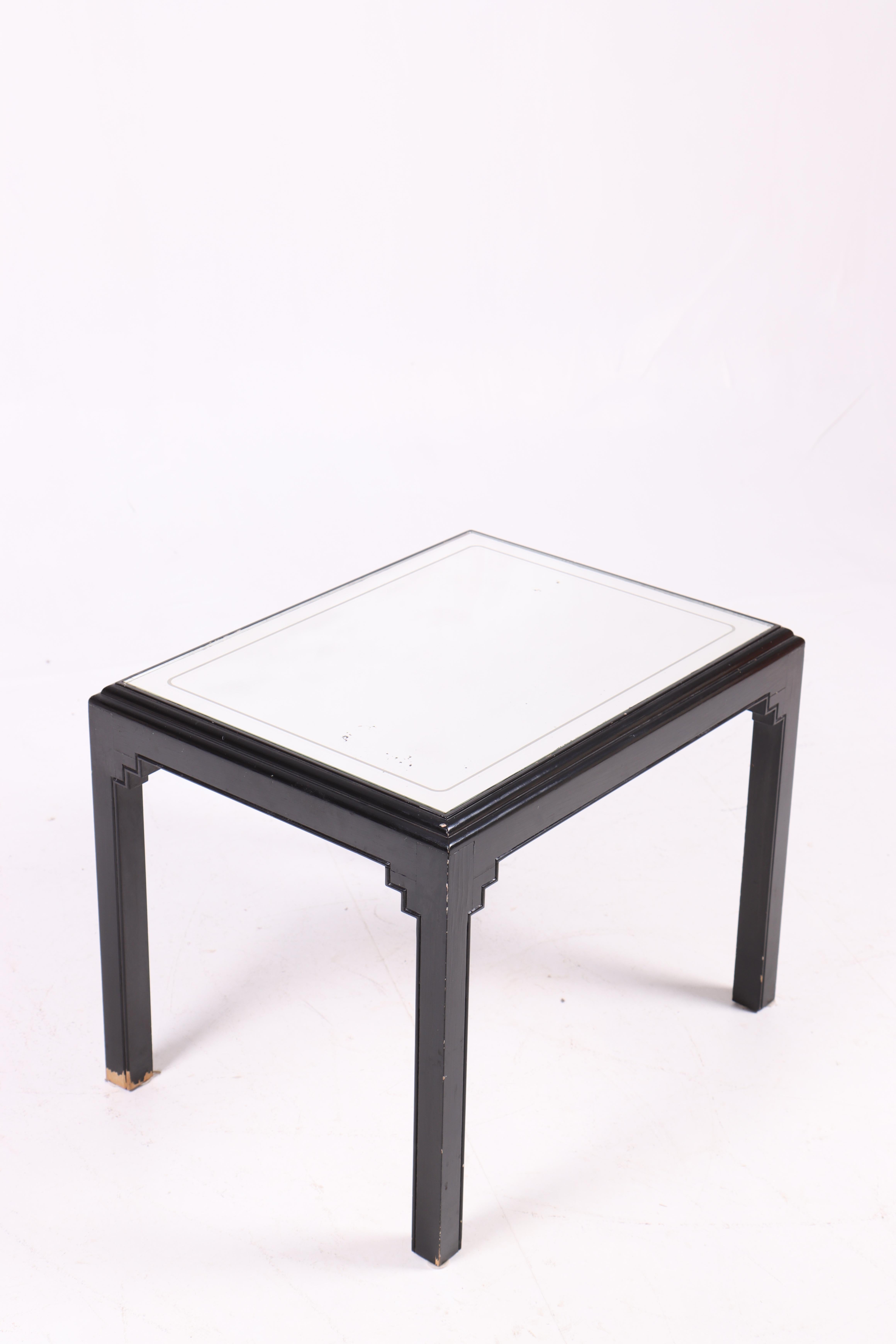 Vintage Beistelltisch aus den 1940er Jahren aus schwarz lackiertem Holz mit Spiegelplatte (Dänisch) im Angebot