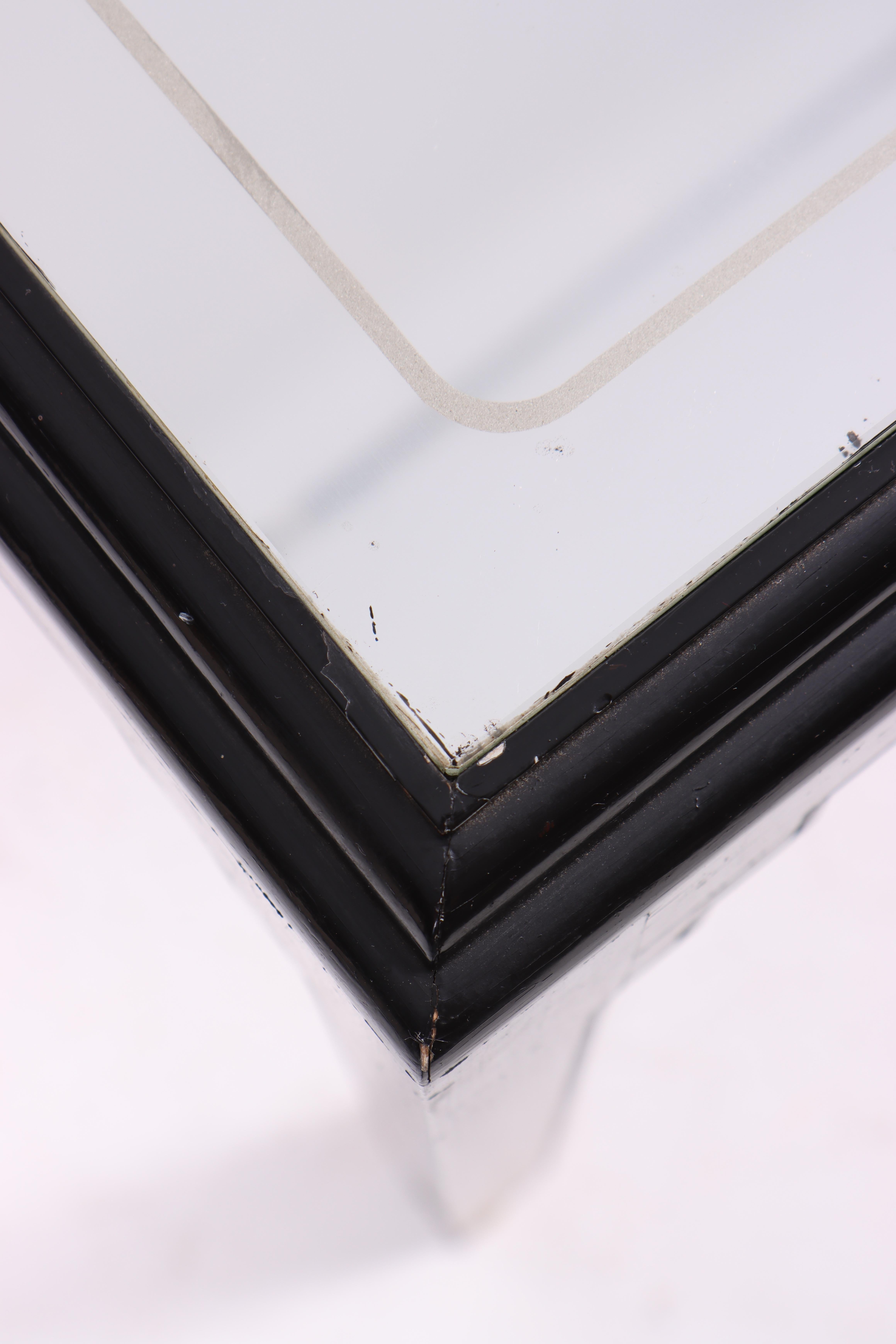 Vintage Beistelltisch aus den 1940er Jahren aus schwarz lackiertem Holz mit Spiegelplatte im Angebot 2
