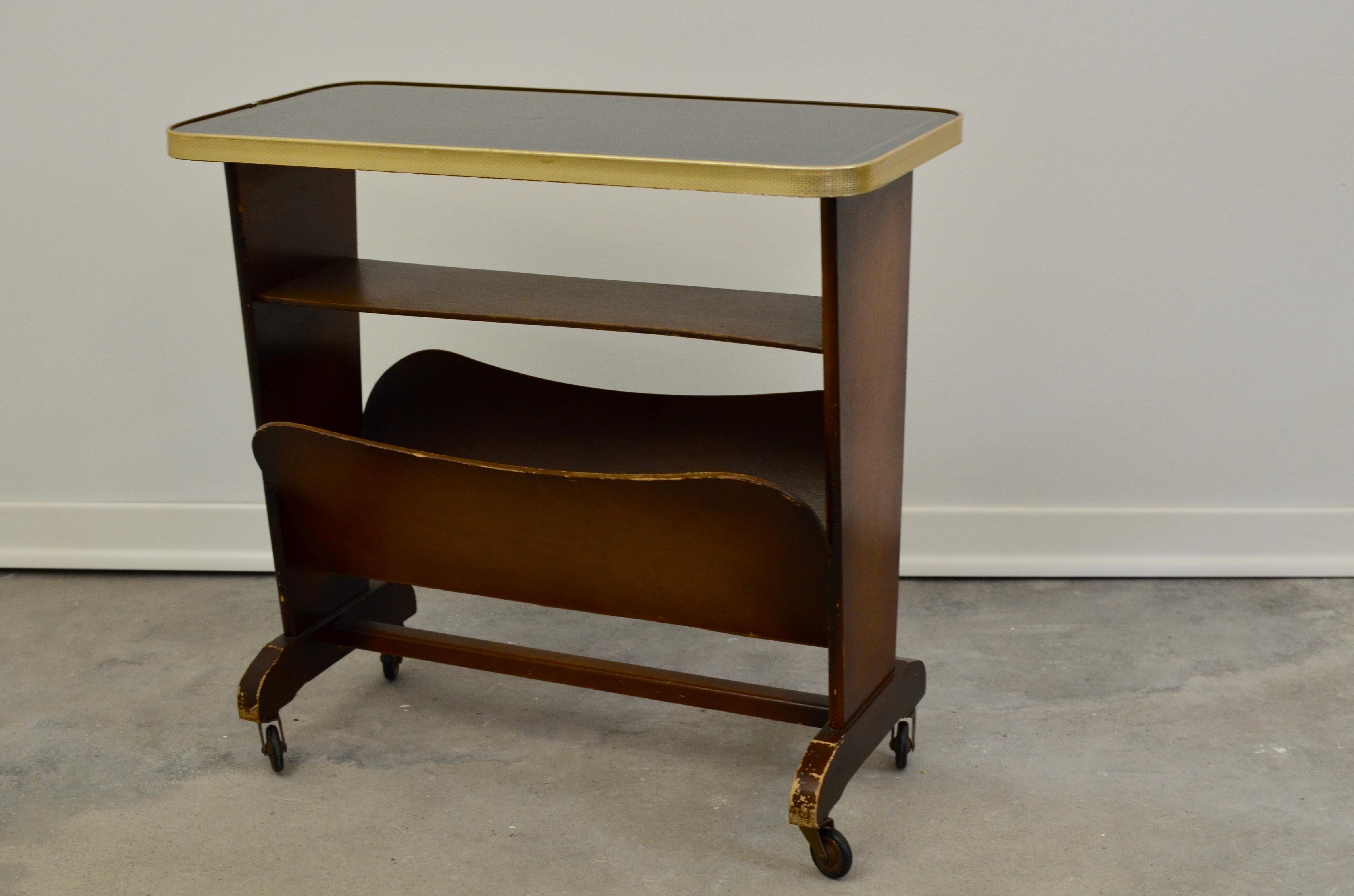 Revistero o mesita vintage, años 60

materiales: madera, contrachapado, cristal, aluminio detalles

estilo: mediados de siglo

periodo: 1960s

dimensiones:

h: 54 cm

w: 57 cm

d: 28 cm.