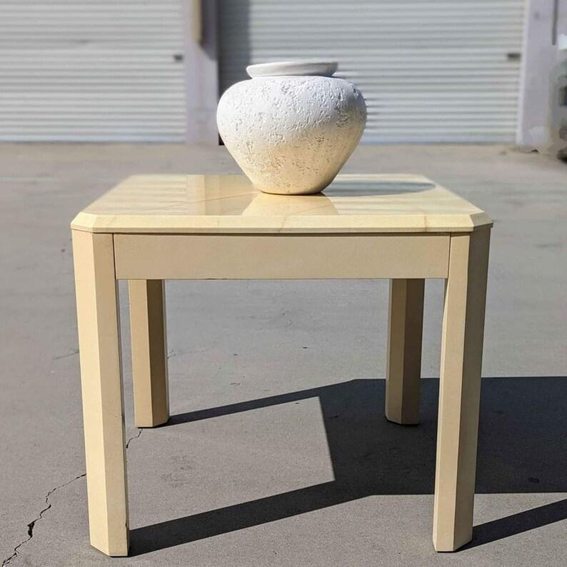 Mesa auxiliar Vintage, Postmoderna, Laminado, Crema, Blanco roto, Mesa de centro Posmoderno en venta