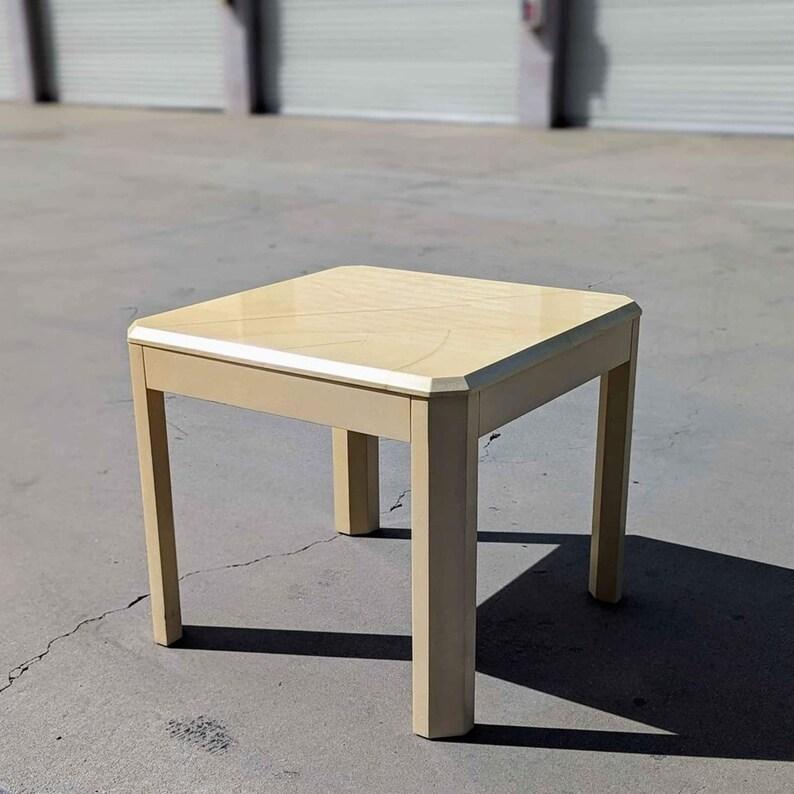 Mesa auxiliar Vintage, Postmoderna, Laminado, Crema, Blanco roto, Mesa de centro en Bueno estado para la venta en Rancho Cucamonga, CA