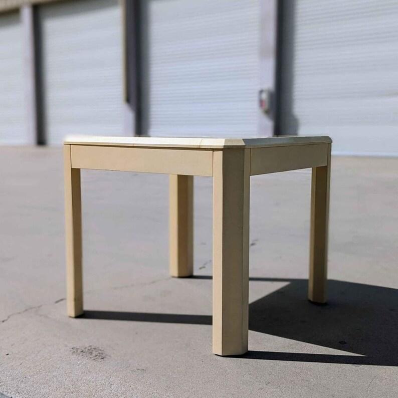 Mesa auxiliar Vintage, Postmoderna, Laminado, Crema, Blanco roto, Mesa de centro siglo XX en venta