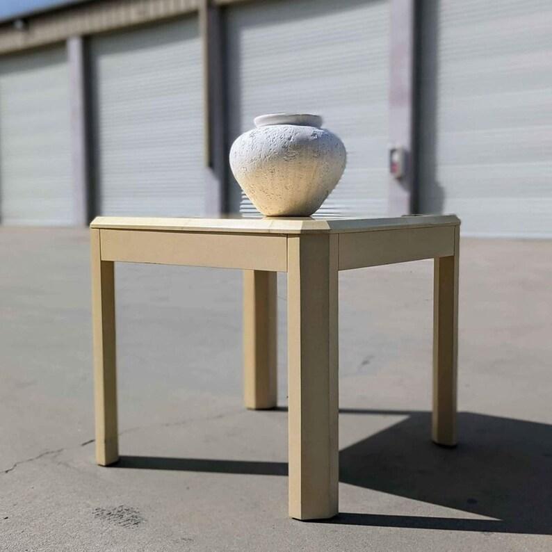 Mesa auxiliar Vintage, Postmoderna, Laminado, Crema, Blanco roto, Mesa de centro en venta 1