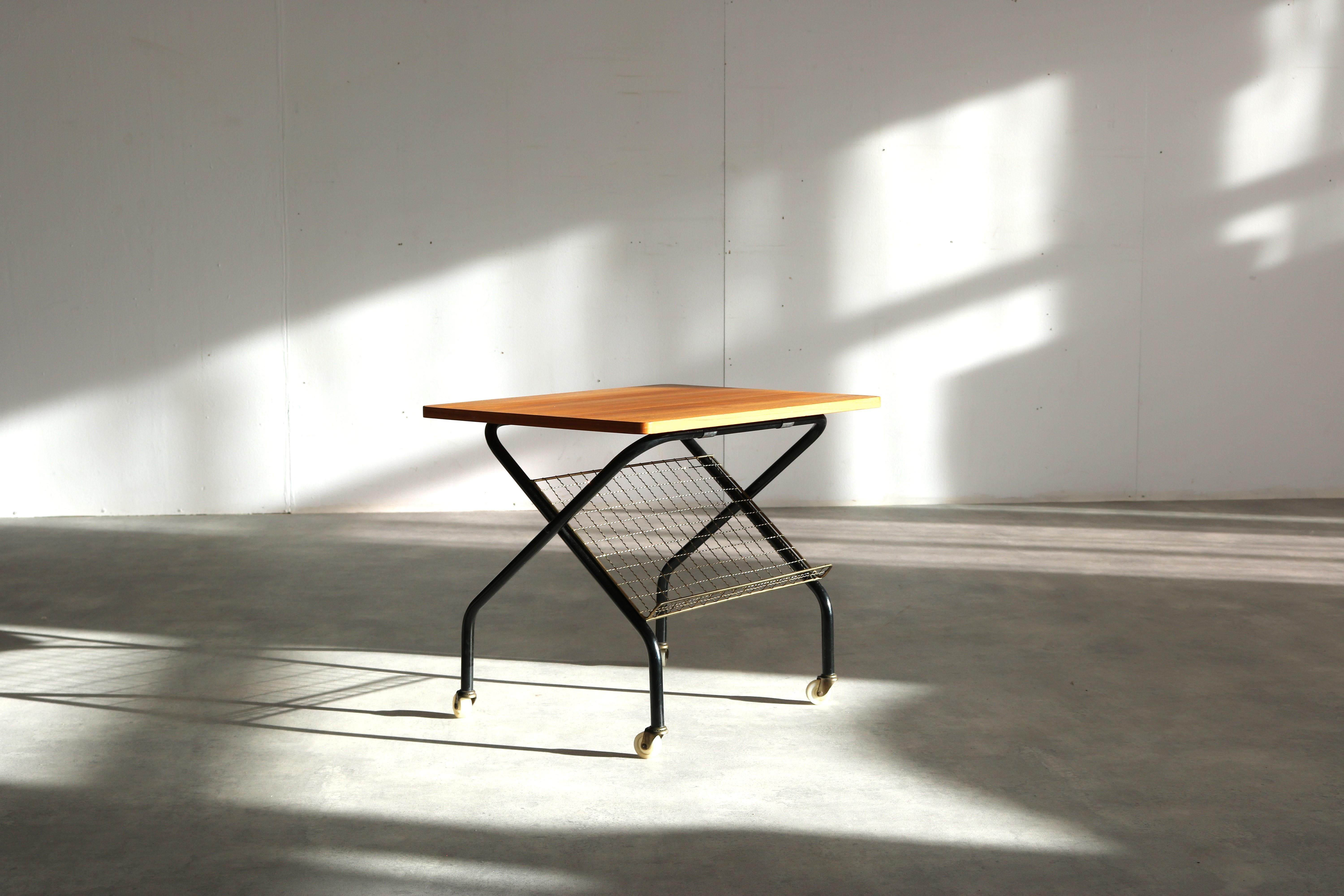 Vintage-Beistelltisch  Beistelltisch  60s  Dänisch

Zeitraum  60's
Entwurf  unbekannt  Dänemark
Bedingung  gut  leichte Gebrauchsspuren
Größe  48 x 58 x 45 (HxBxT)

Details  Teakholz; Metall; Messing;

Artikelnummer  2443