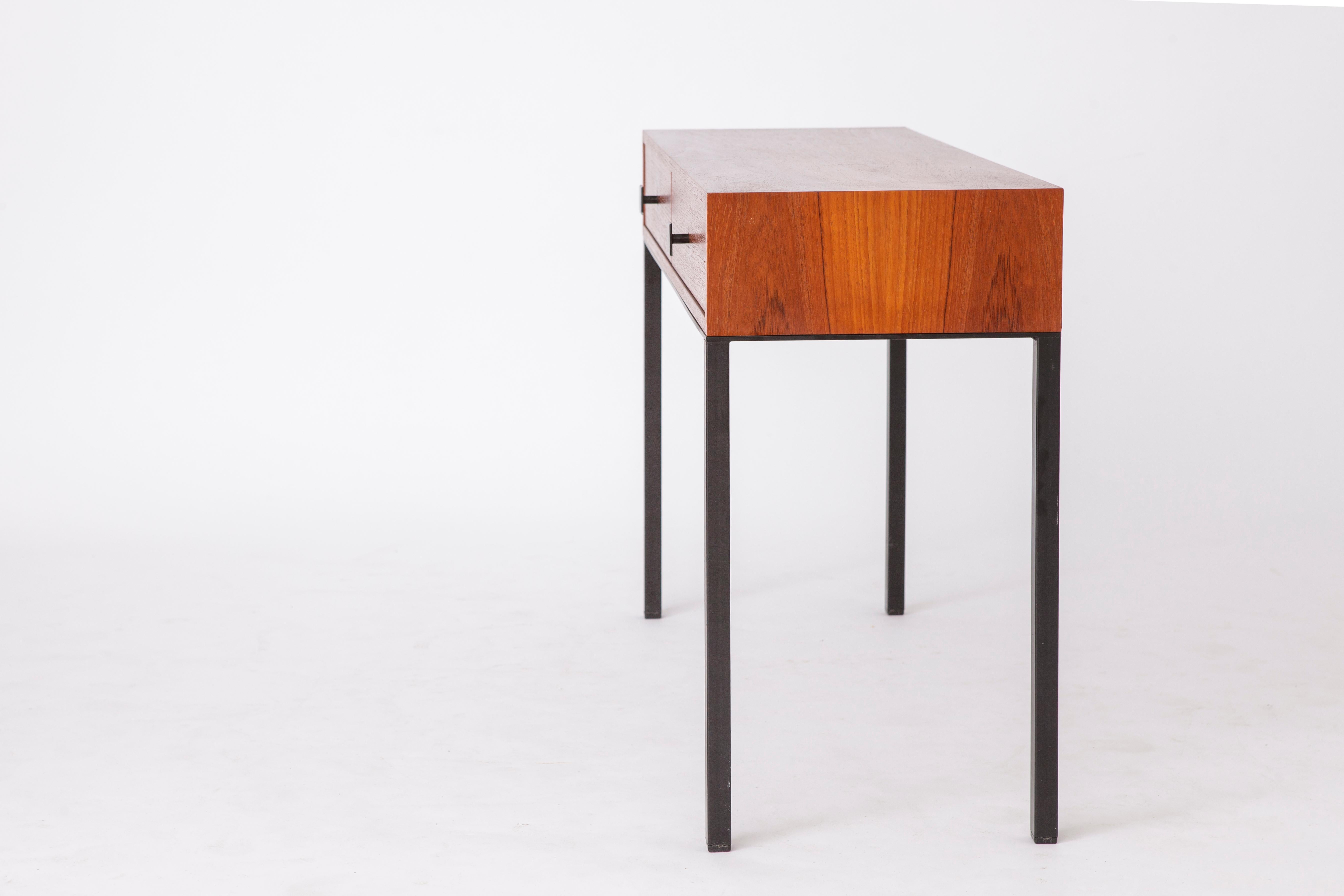 Teck Table d'appoint vintage avec tiroirs en teck rétro des années 1960-1970 en vente
