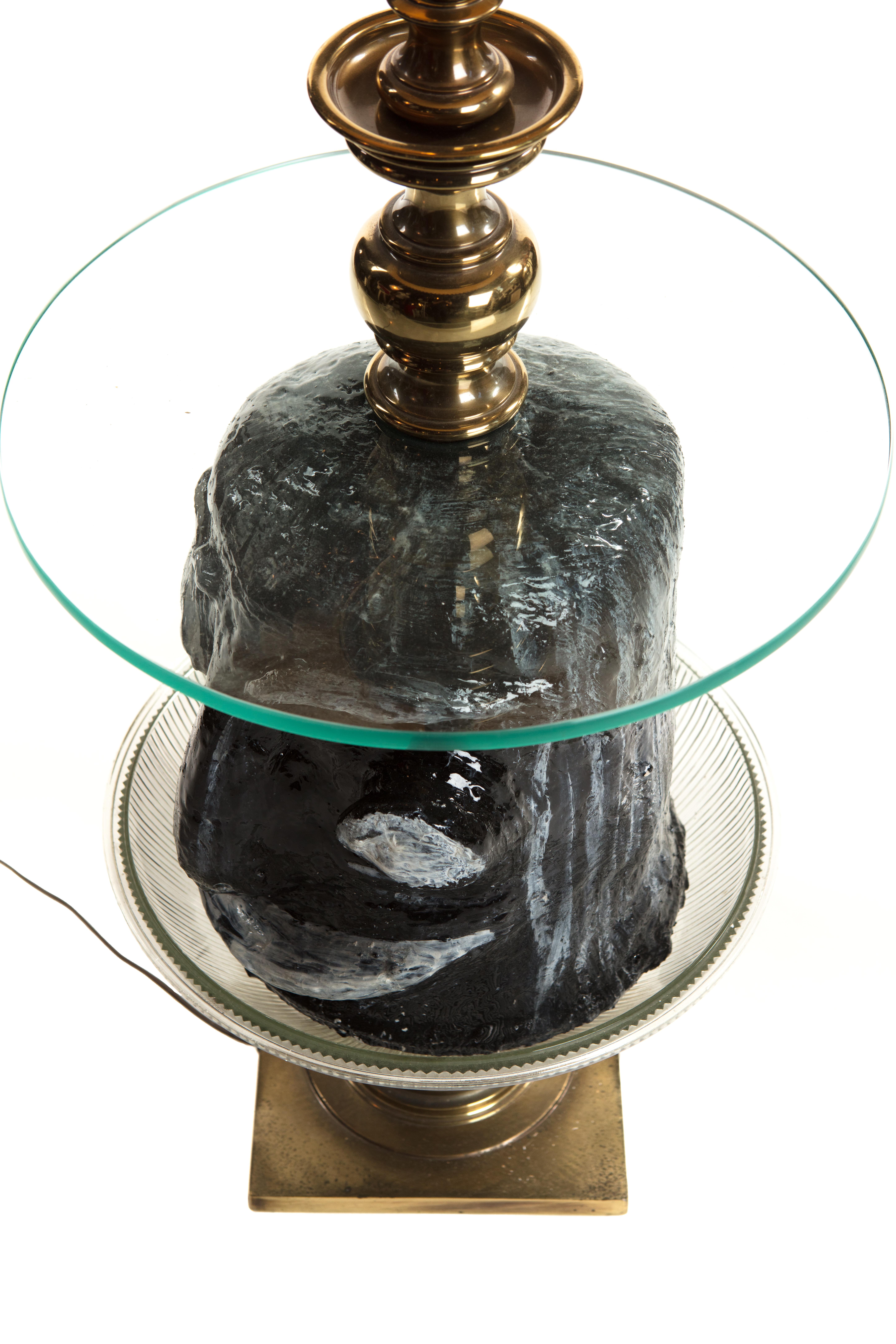 Table d'appoint vintage avec sculpture en plâtre et lampe de Mattia Biagi en vente 3