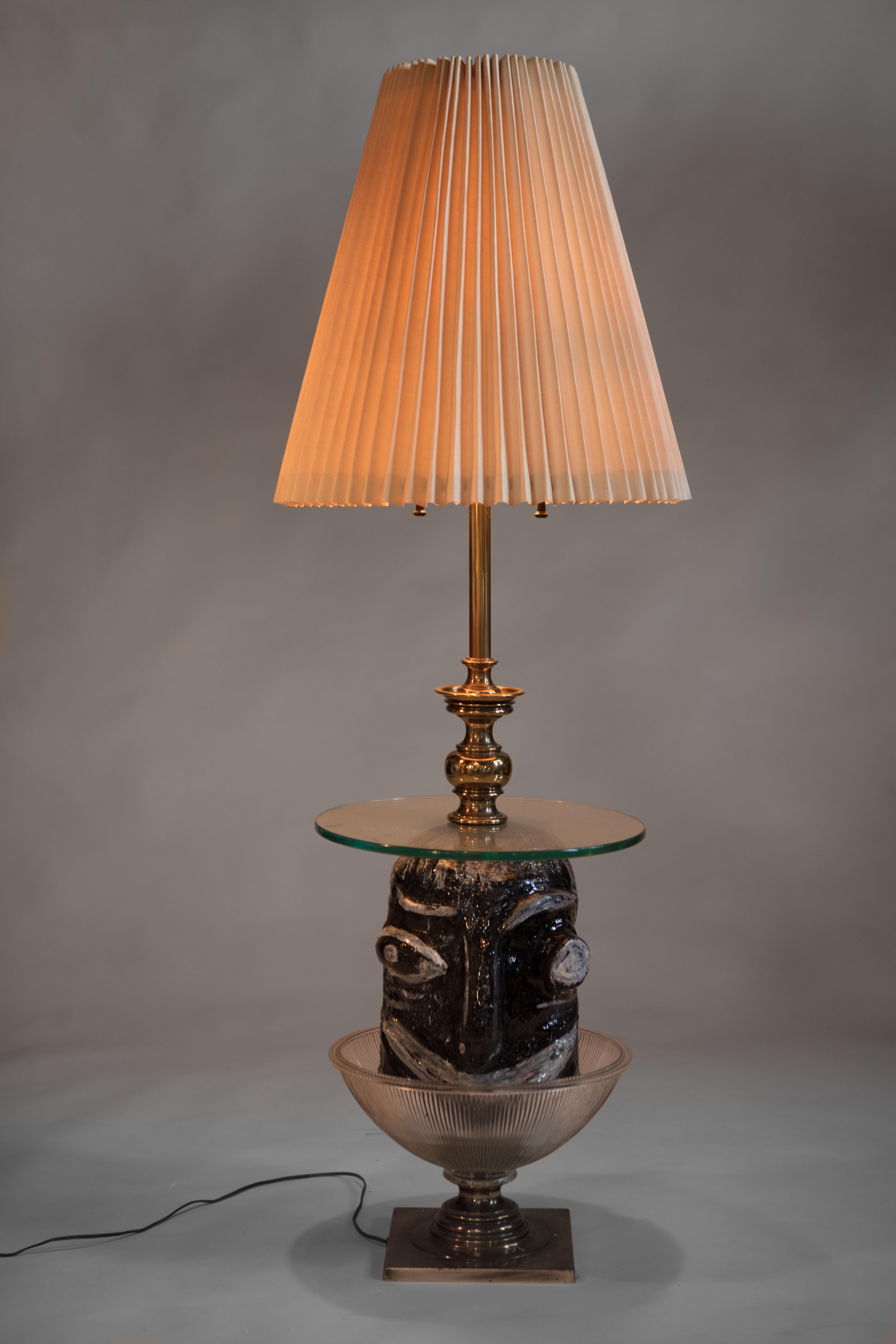 Américain Table d'appoint vintage avec sculpture en plâtre et lampe de Mattia Biagi en vente
