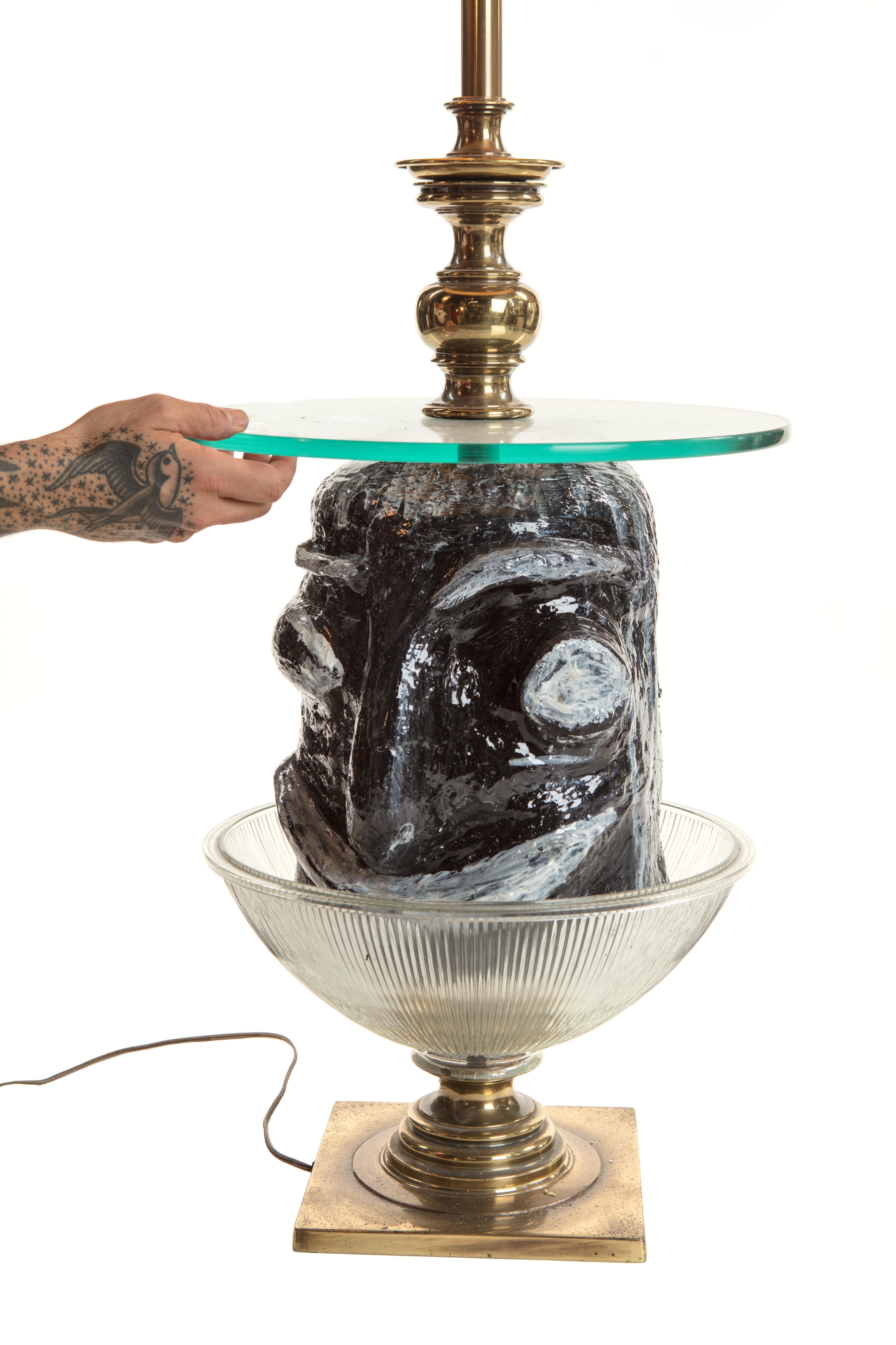 Fait main Table d'appoint vintage avec sculpture en plâtre et lampe de Mattia Biagi en vente