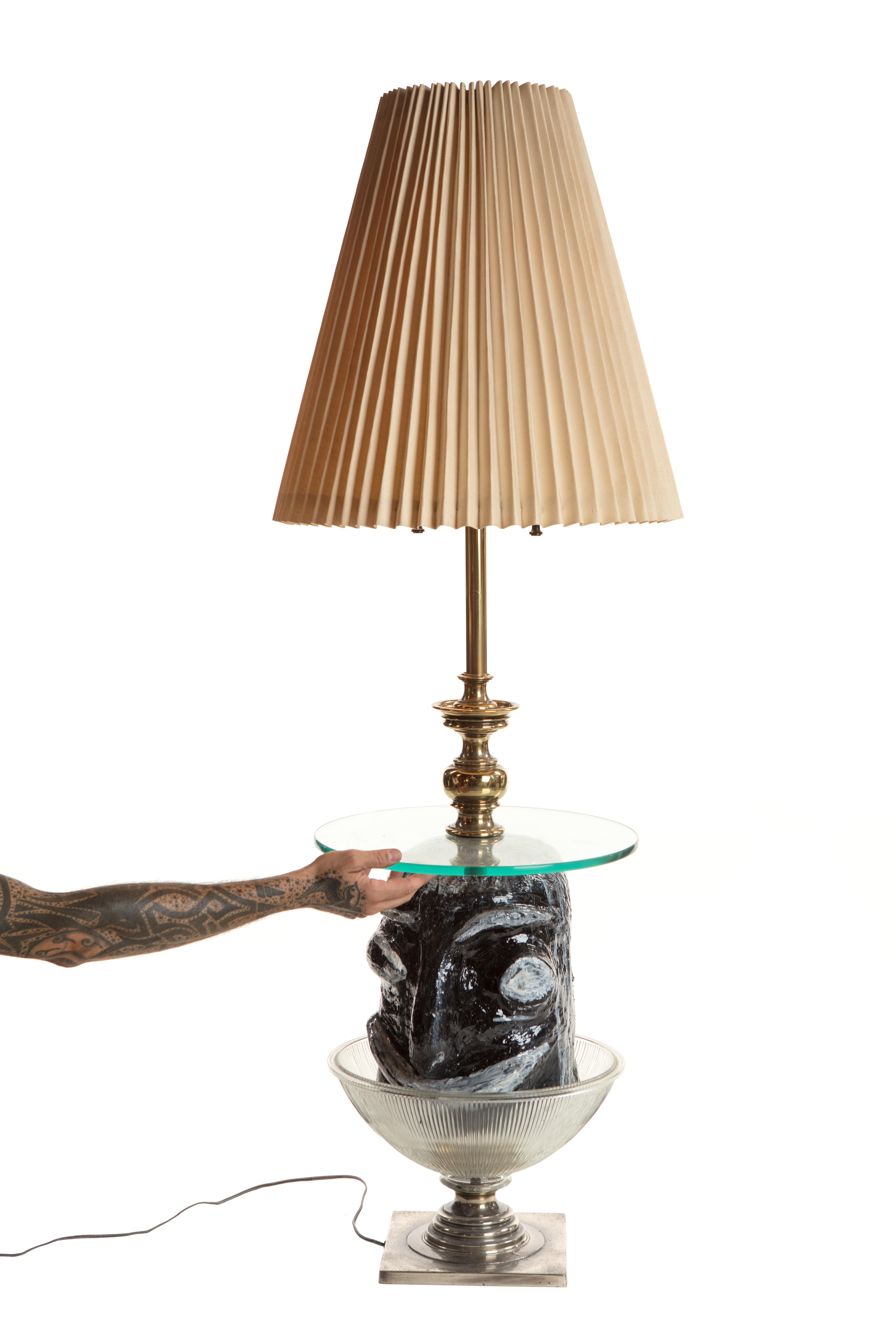 Table d'appoint vintage avec sculpture en plâtre et lampe de Mattia Biagi Neuf - En vente à Culver City, CA