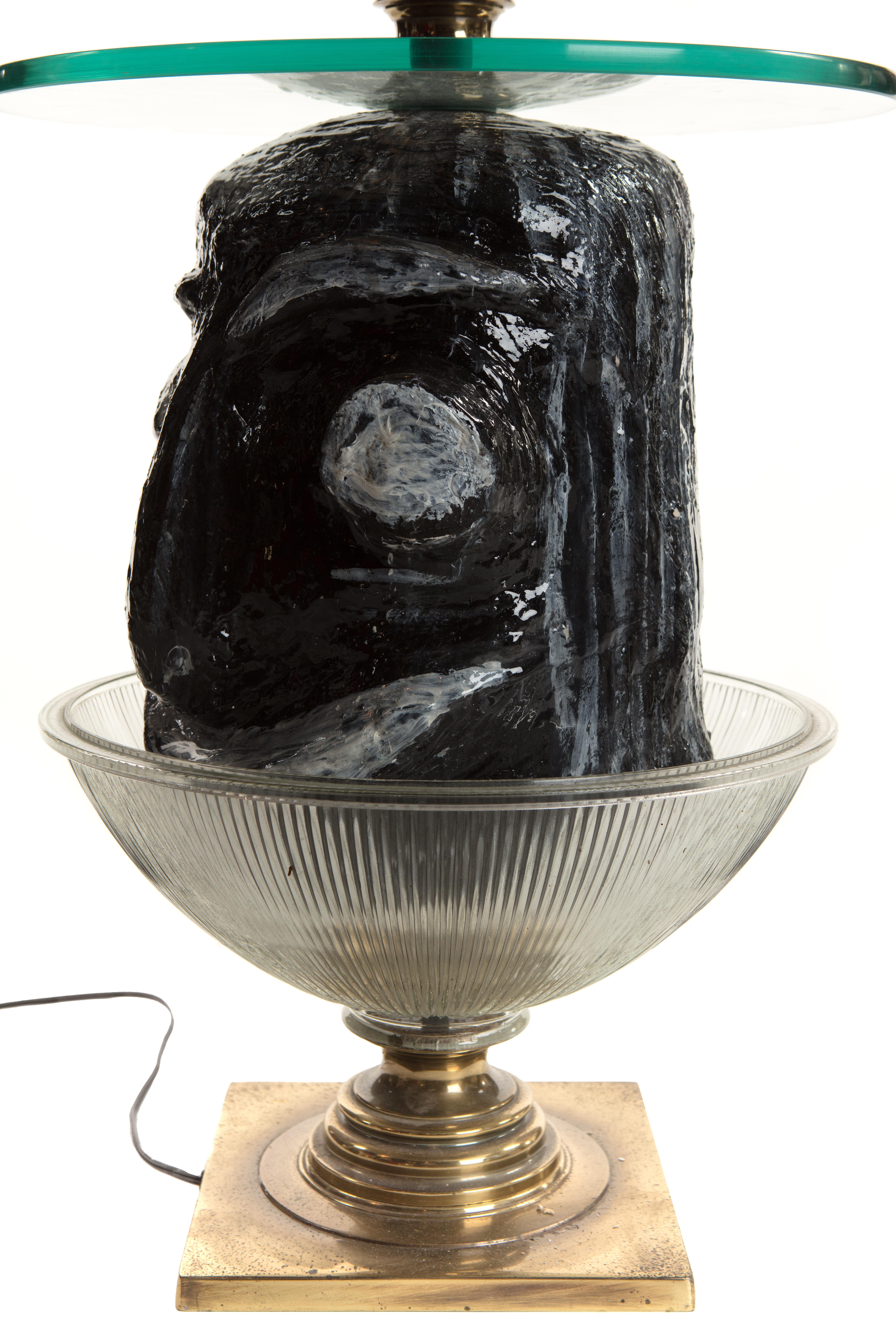 Verre Table d'appoint vintage avec sculpture en plâtre et lampe de Mattia Biagi en vente
