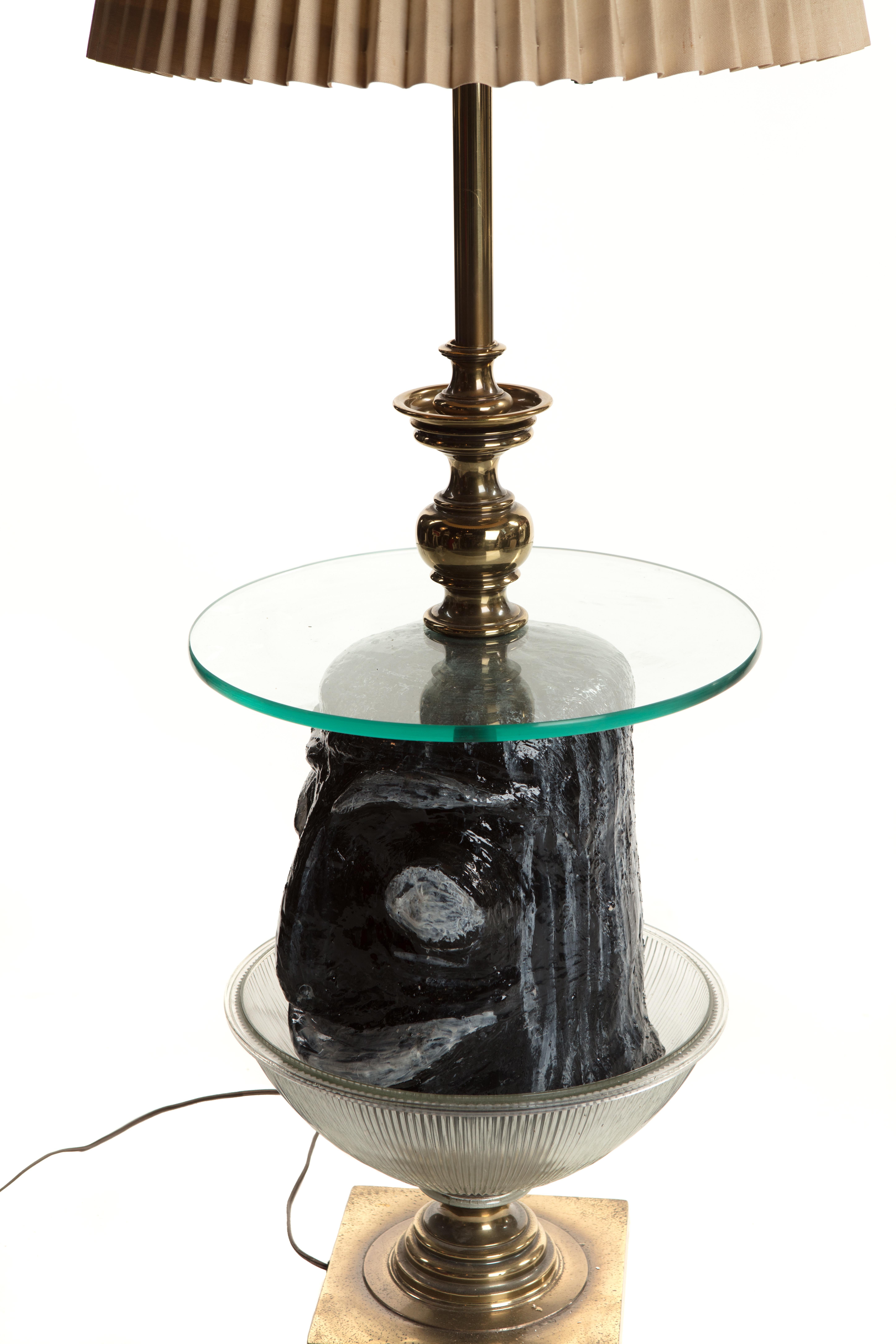 Table d'appoint vintage avec sculpture en plâtre et lampe de Mattia Biagi en vente 2