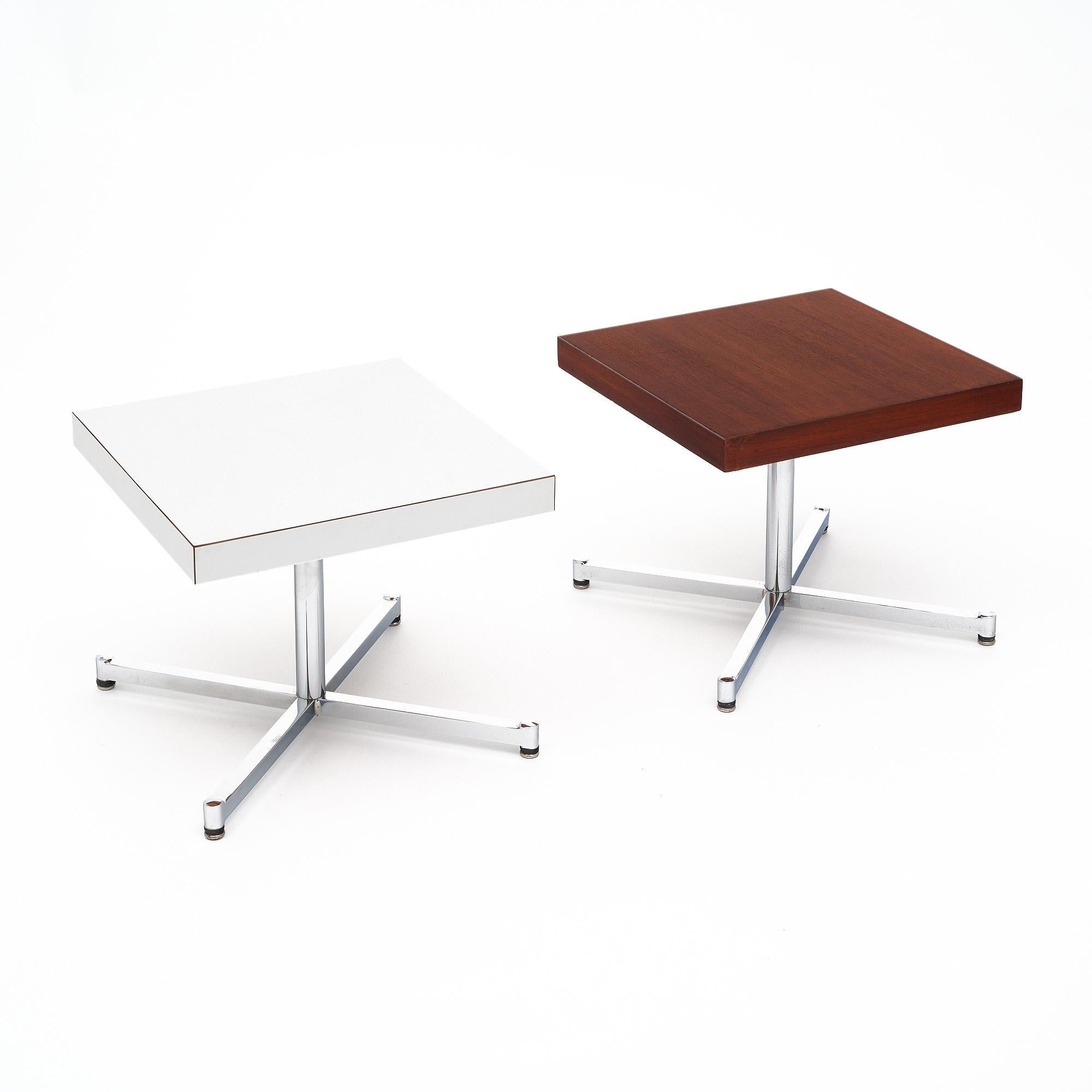 Beistelltische des französischen Architekten und Designers Pierre Guariche aus der Mitte des letzten Jahrhunderts. Jeder Tisch hat ein verchromtes Gestell mit einem x-förmigen Sockel, von dem jeweils vier Füße ausgehen. Eine Platte hat das originale