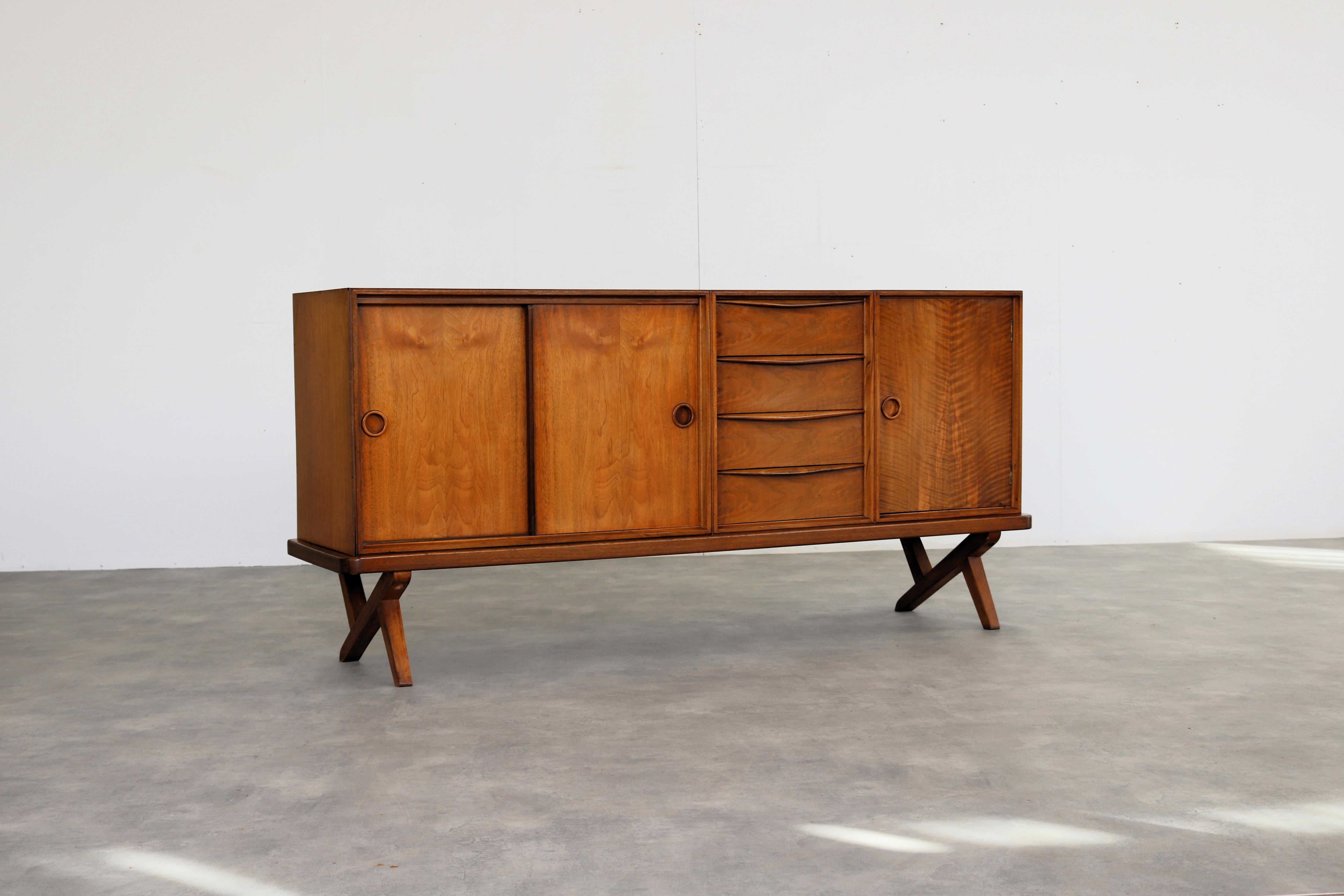 
Vintage-Sidebaord  Kommode  1950s  Fristho 

Zeitraum  1950s
Entwurf  Rudolf Glatzel  Fristho  Niederlande
Bedingung  gut  leichte Gebrauchsspuren  Die linke Original-Seitenverkleidung wurde ersetzt;
Größe  80 x 169 x 42 (HxBxT)

Details  Walnuss;