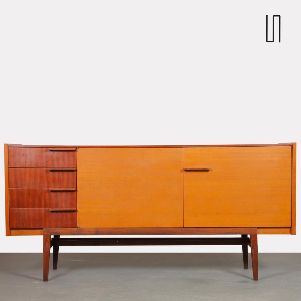 Dieses Vintage-Sideboard wurde in den 1960er Jahren von Frantisek Mezulanik für den tschechischen Verlag UP Zavody entworfen. Er öffnet sich mit zwei Türen, die zu Regalen und 4 Schubladen führen. Dieses Möbelstück aus Esche und Mahagoni ist in sehr