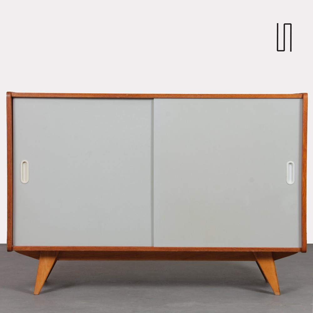 Dieses Vintage-Sideboard wurde in den 1960er Jahren von Frantisek Mezulanik für den tschechischen Verlag UP Zavody entworfen. Er öffnet sich mit zwei Türen, die zu Regalen und 4 Schubladen führen. Dieses Möbelstück aus Esche und Mahagoni ist in sehr