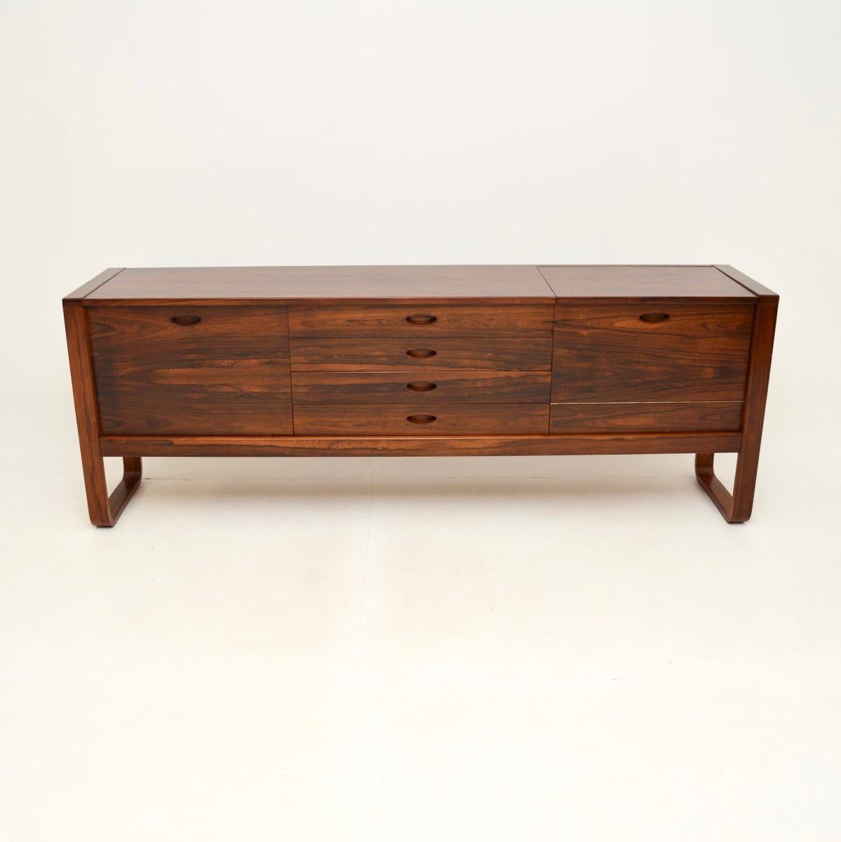 An absolutely superb vintage sideboard by Gunther Hoffstead for Uniflex. This was made in England, it dates from the 1960’s.

The design is stunning, this is extremely well made with many fine features. The U shaped sides are characteristic of
