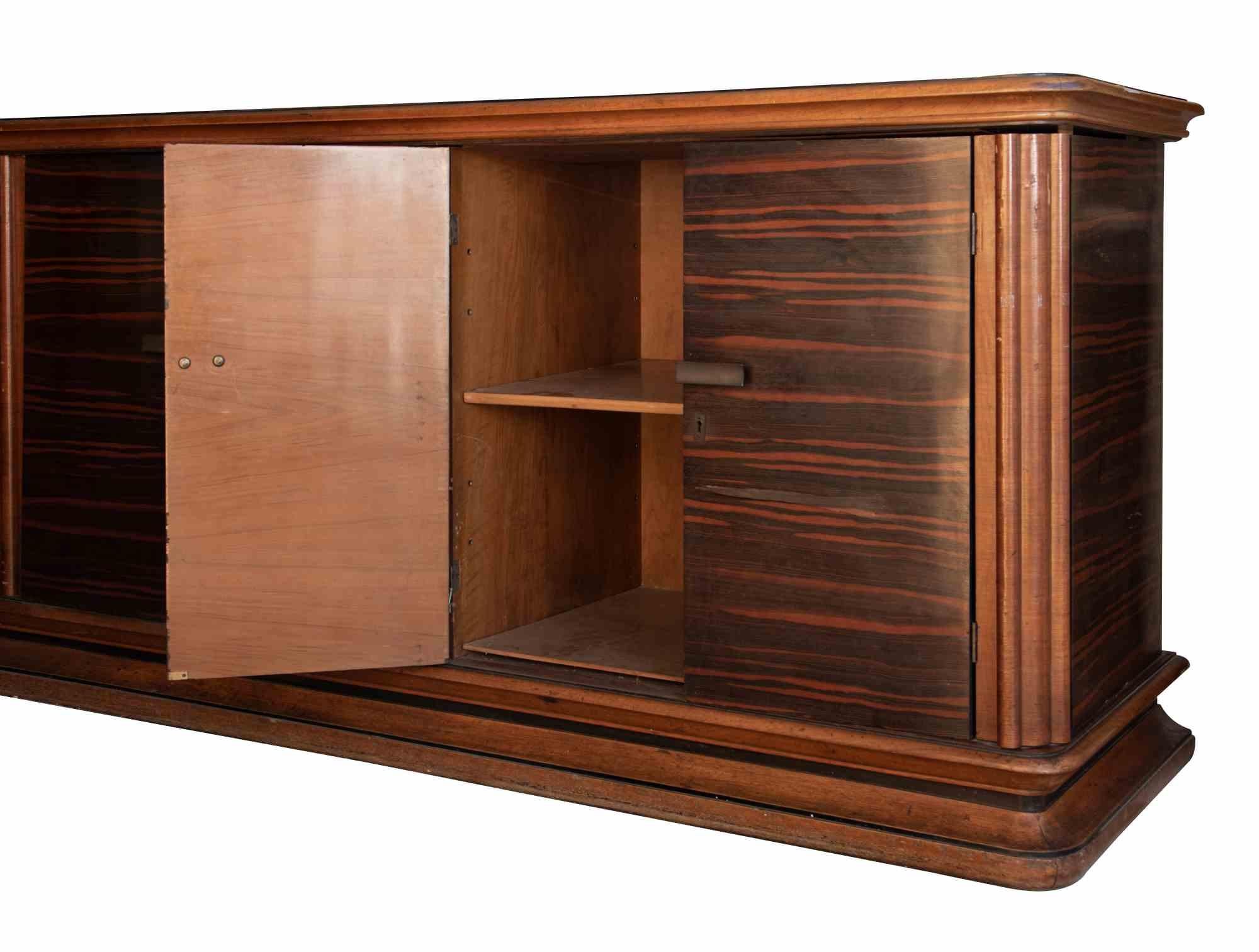 Das Vintage Sideboard ist ein zeitgenössisches Designermöbel, das in den 1970er Jahren in Italien von Luciano Frigerio (1928-1999) entworfen wurde.

Ein Vintage-Sideboard ganz aus Holz. Seitentüren und Schubladen im Mittelteil

Hergestellt in