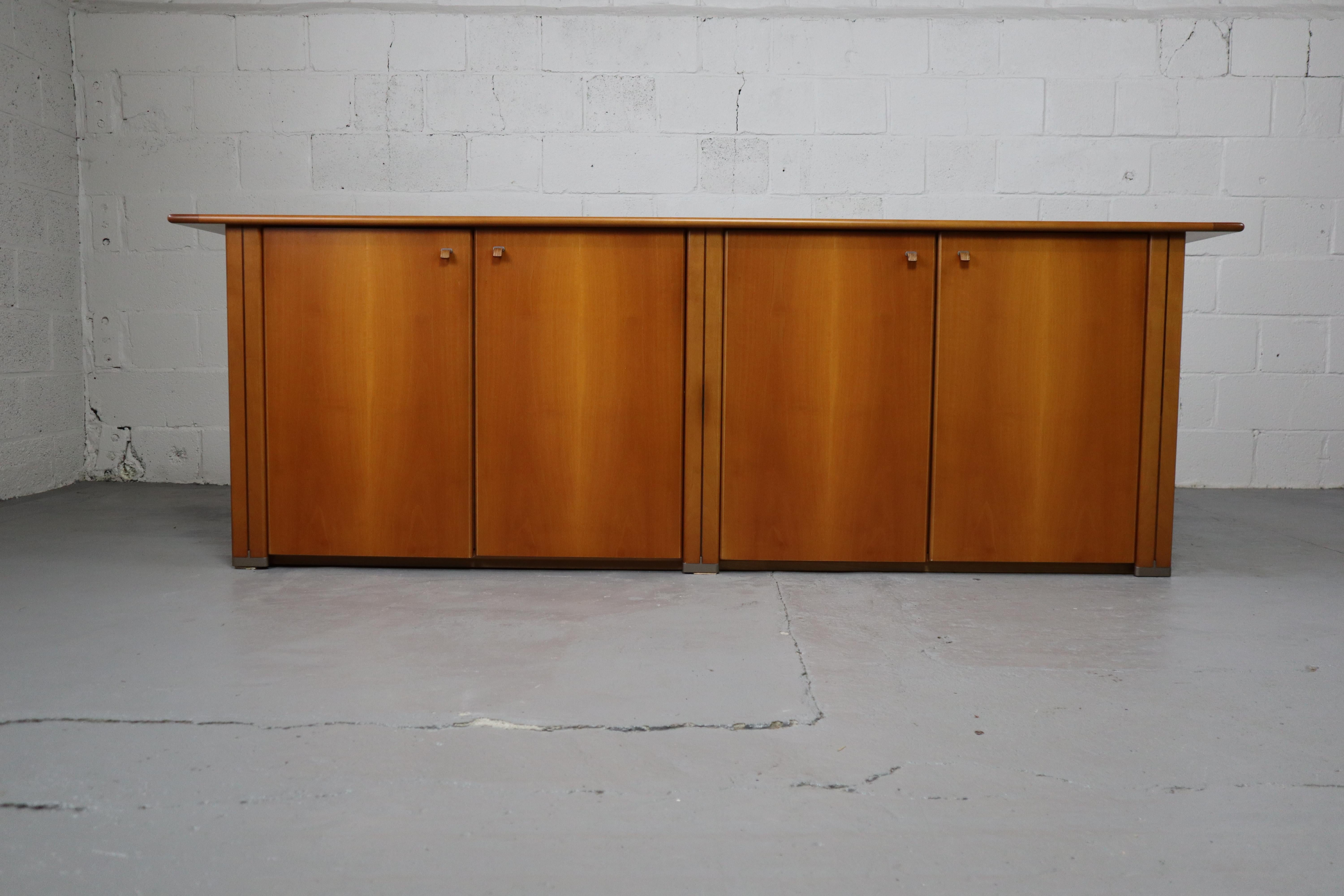 Buffet vintage en noyer par Molteni & C Italy, 1990's.
A.I.C. est une célèbre marque italienne de mobilier design, avec son propre style typique
L'armoire est fabriquée en bois de noyer avec quelques détails en bois tropical.
Dxhxl : 42x76x226 cm