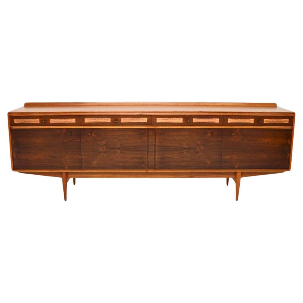 Un exceptionnel buffet vintage réalisé par Robert Heritage pour Archie Shine. Fabriqué à Londres, il date des années 1960.

Elle faisait partie de la gamme 