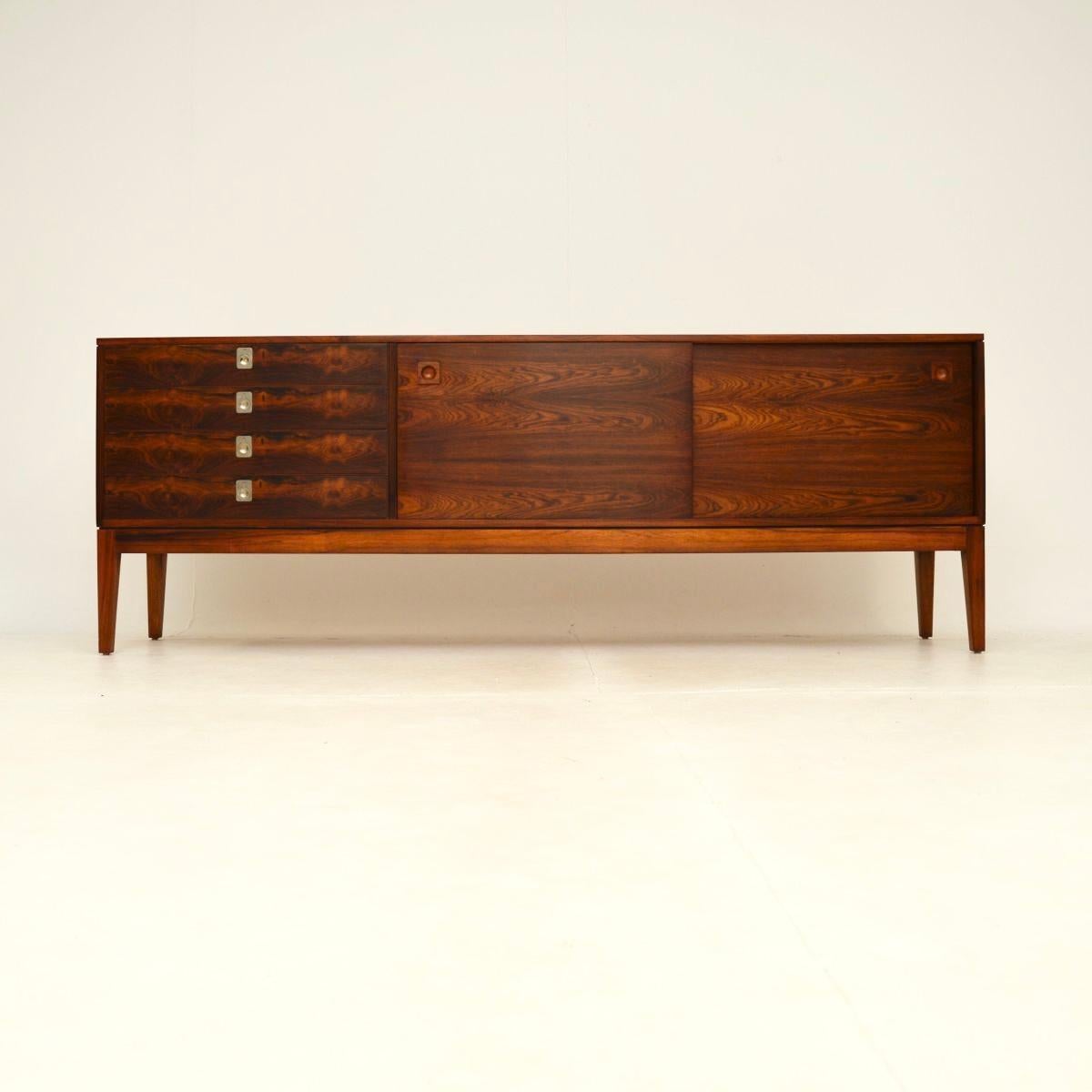 Un buffet vintage absolument magnifique et extrêmement bien réalisé par Robert Heritage pour Archie Shine. Il a été fabriqué en Angleterre et date des années 1960.

D'une qualité exceptionnelle, ce meuble repose sur de magnifiques pieds fuselés,