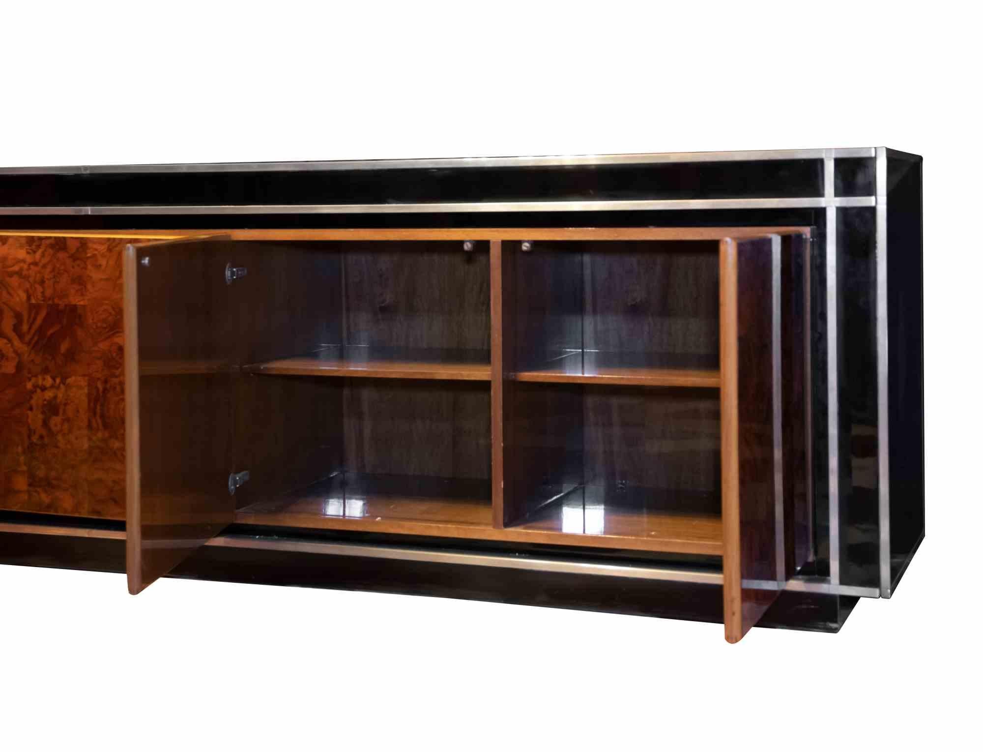 Willy Rizzo Sideboard is an original design furniture realized in the 1970s by Willy Rizzo (Naples, 22 October 1928 – 25 February 2013).

Walnut, mirror and steel Vintage Sideboard.n Created for Mario Sabot.

Total dimensions: 80 x 300 x 60 cm.