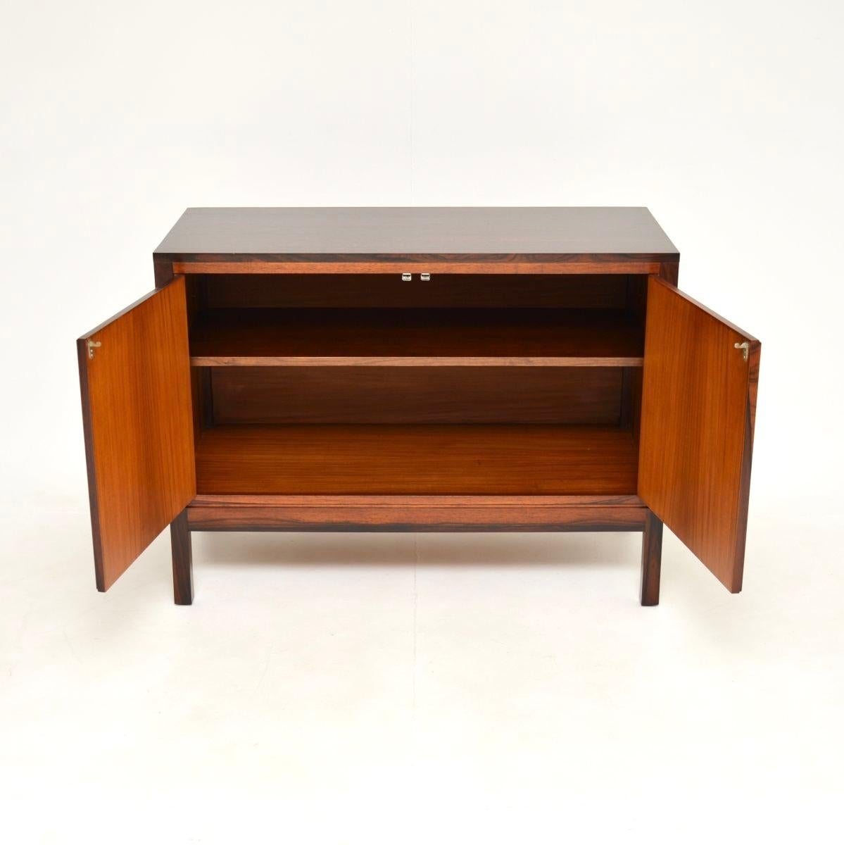 Buffet / armoire vintage par Robert Heritage pour Archie Shine Bon état - En vente à London, GB