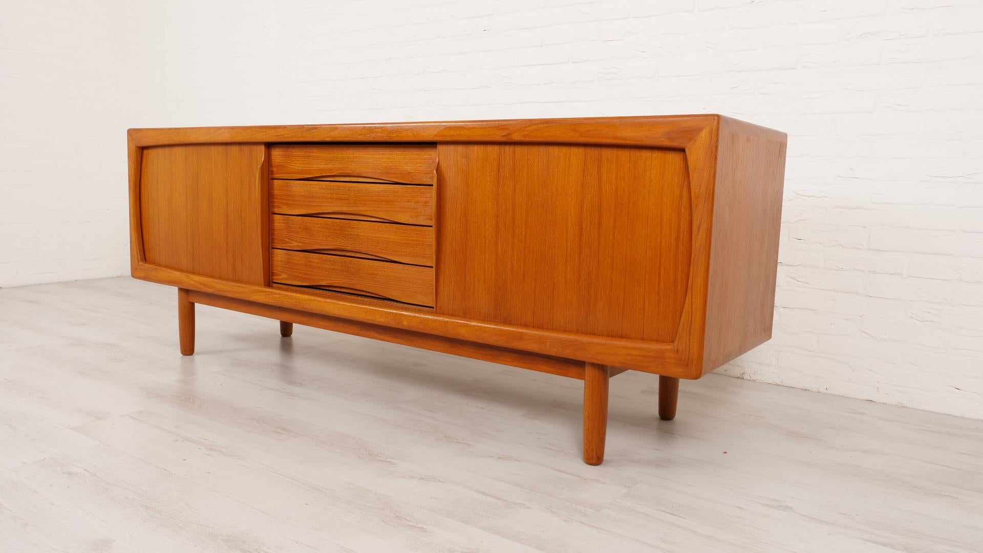 Vintage Sideboard  Danish Design  199 cm In Good Condition For Sale In VEENENDAAL, NL