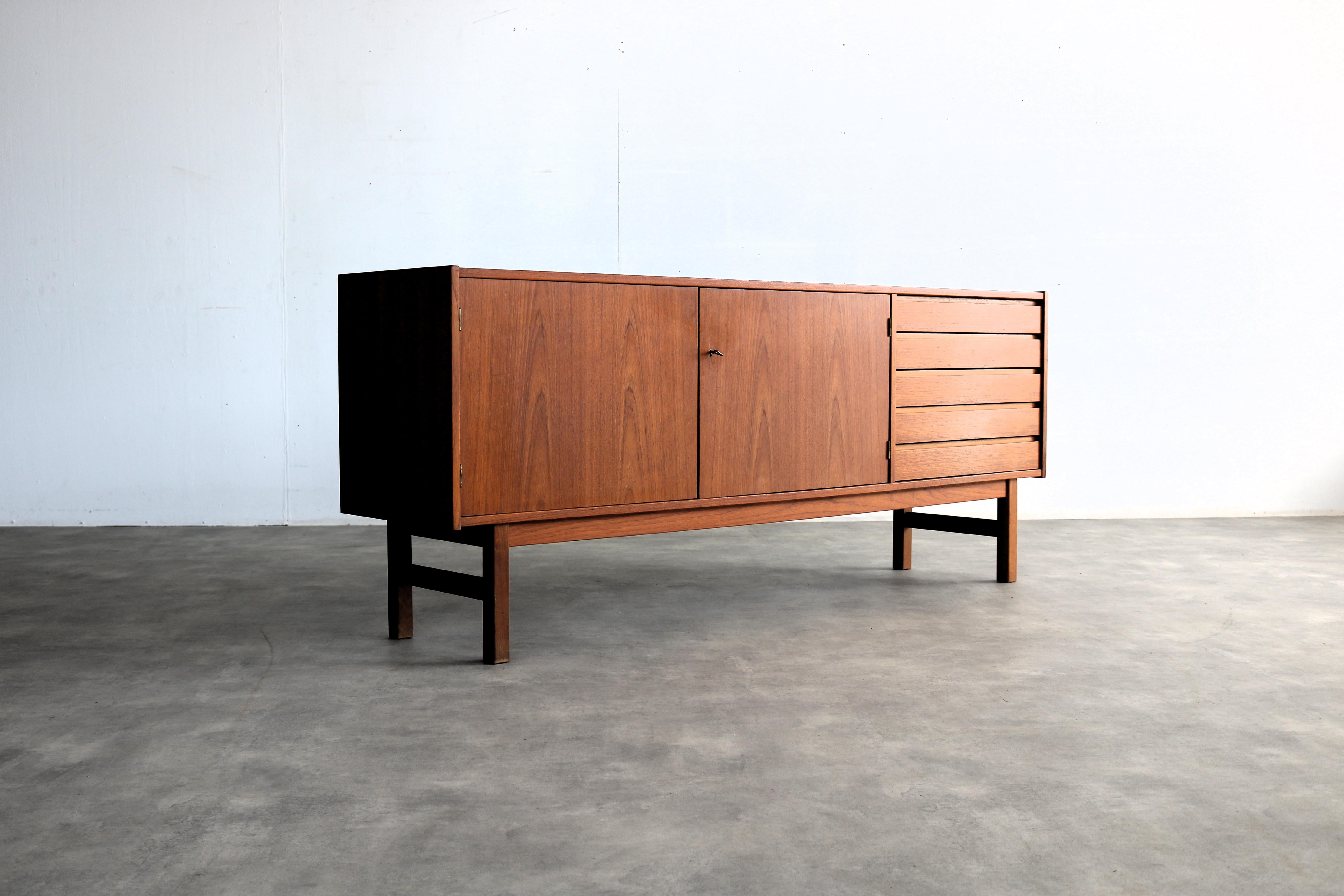 credenza vintage  cassettiera  1960s  Svezia

periodo  1960s
design  sconosciuto  Svezia
condizione  buono  piccoli segni d'uso
dimensione  78 x 190 x 43 (hxbxp)

dettagli  teak;

numero dell'articolo  2726
