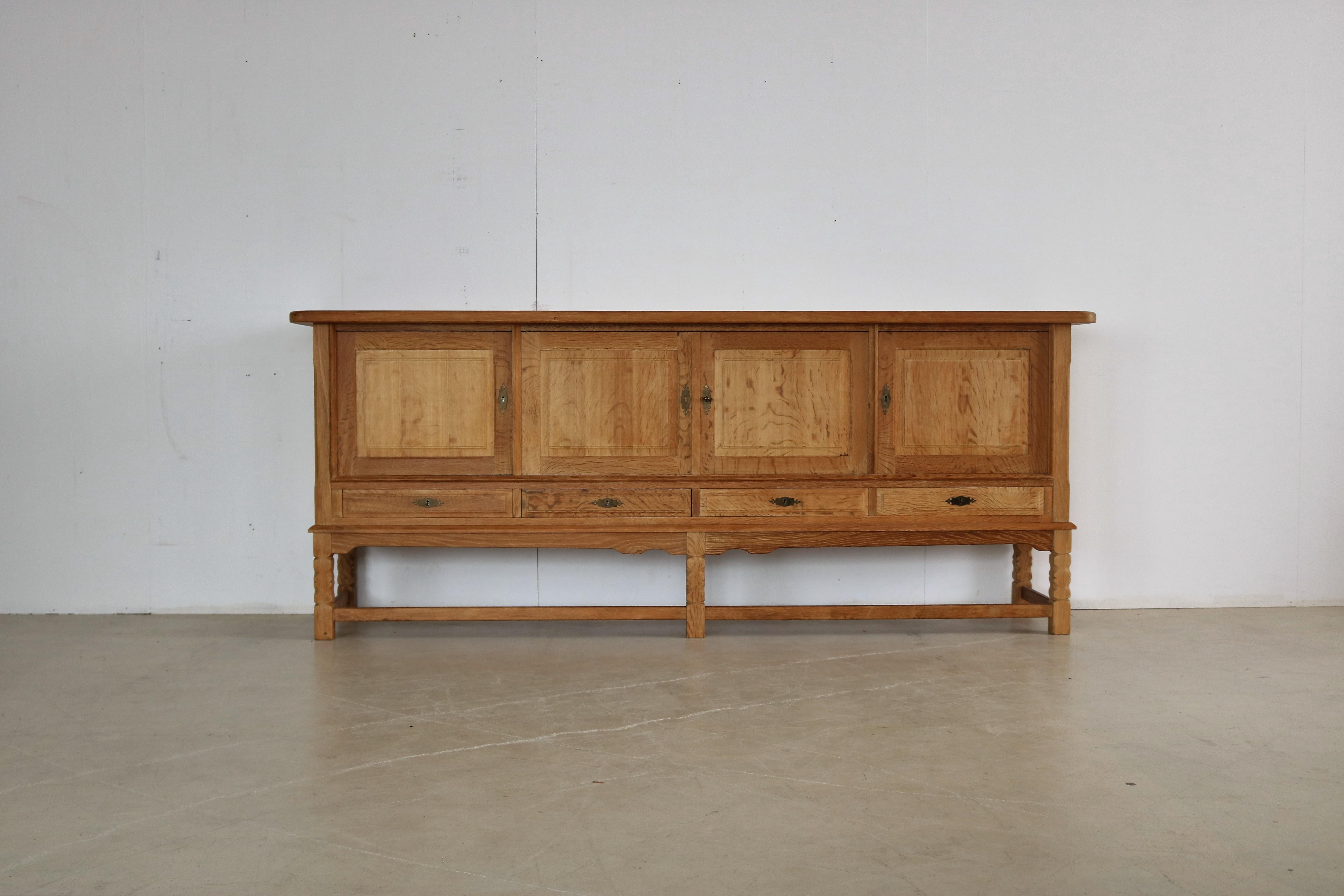 vintage sideboard dresser 1950s brutalist

Impressive solid oak sideboard from the 1950s. Design attributed to Henning Kjaernulf.

period 1950s
designs Stilmobler Denmark
conditions good light signs of use
size 92 x 225 x 50